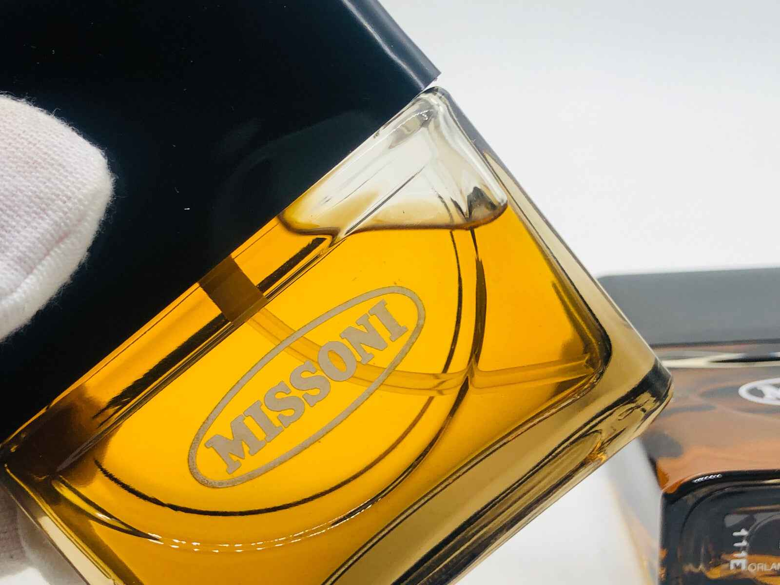 Flacone di Profumo Missoni Uomo Vintage con liquido arancione e logo distintivo