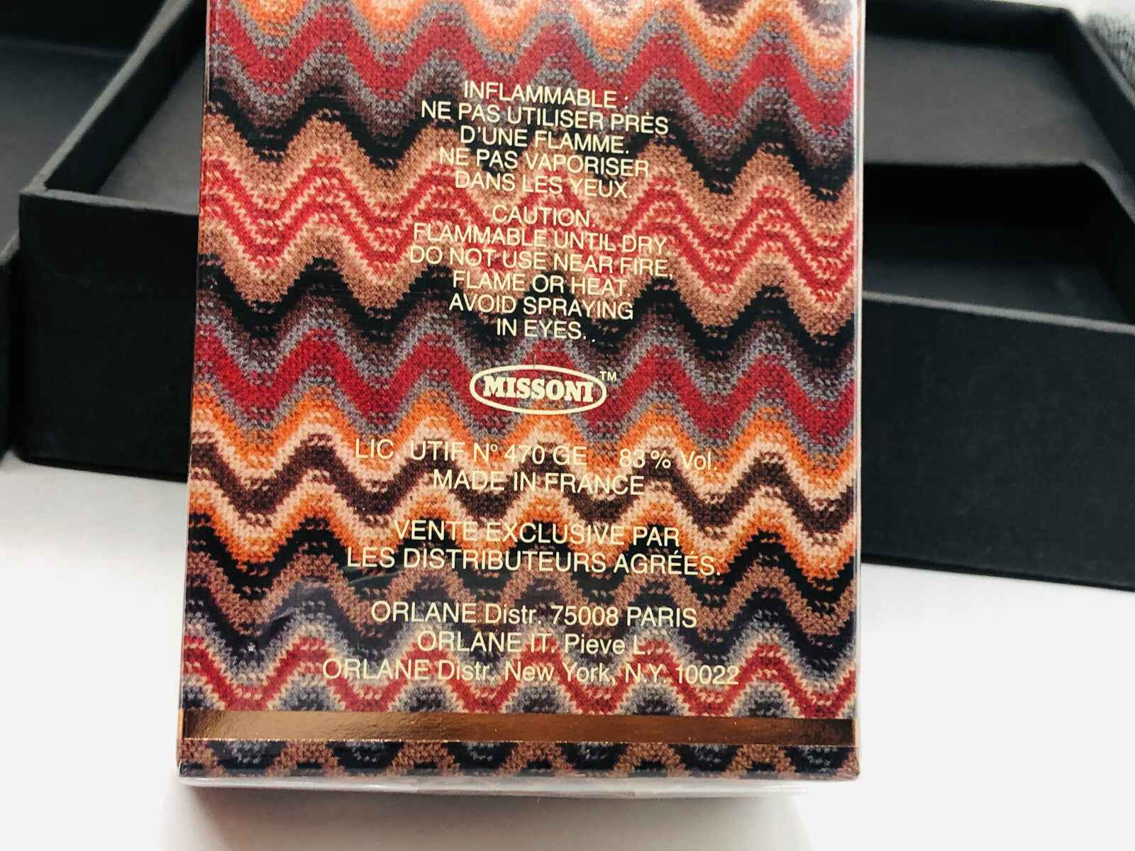 Confezione retro del Profumo Missoni Uomo Vintage con design zigzag colorato e istruzioni di sicurezza