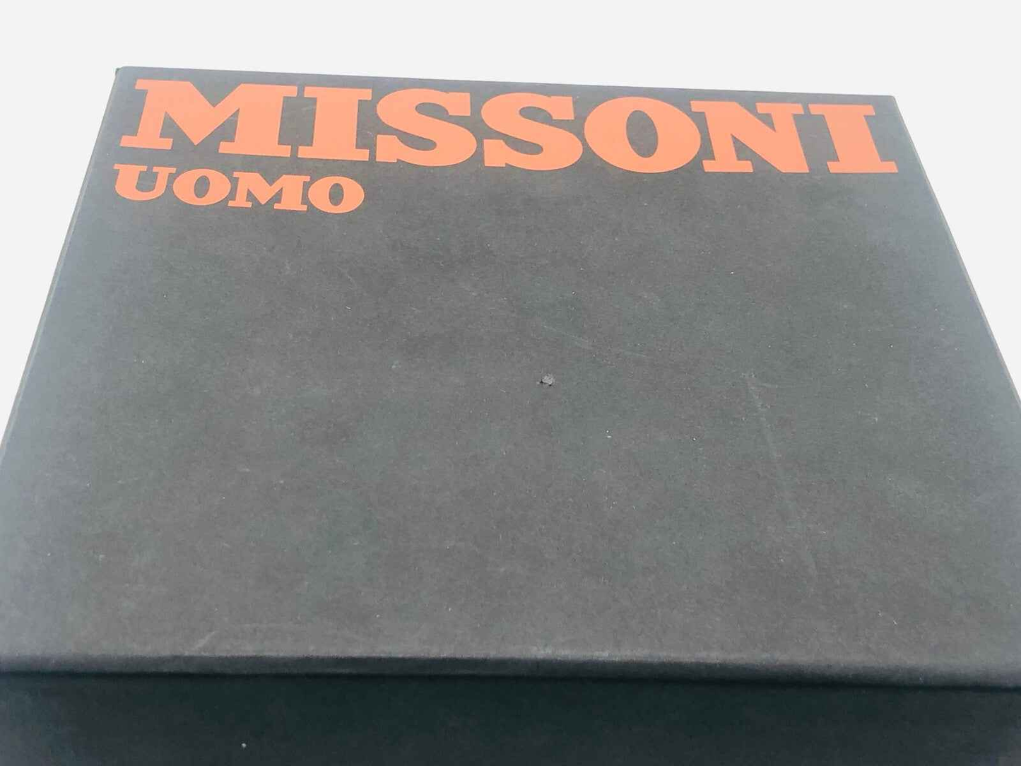 Scatola di profumo Missoni Uomo Vintage con logo in rilievo arancione su sfondo nero