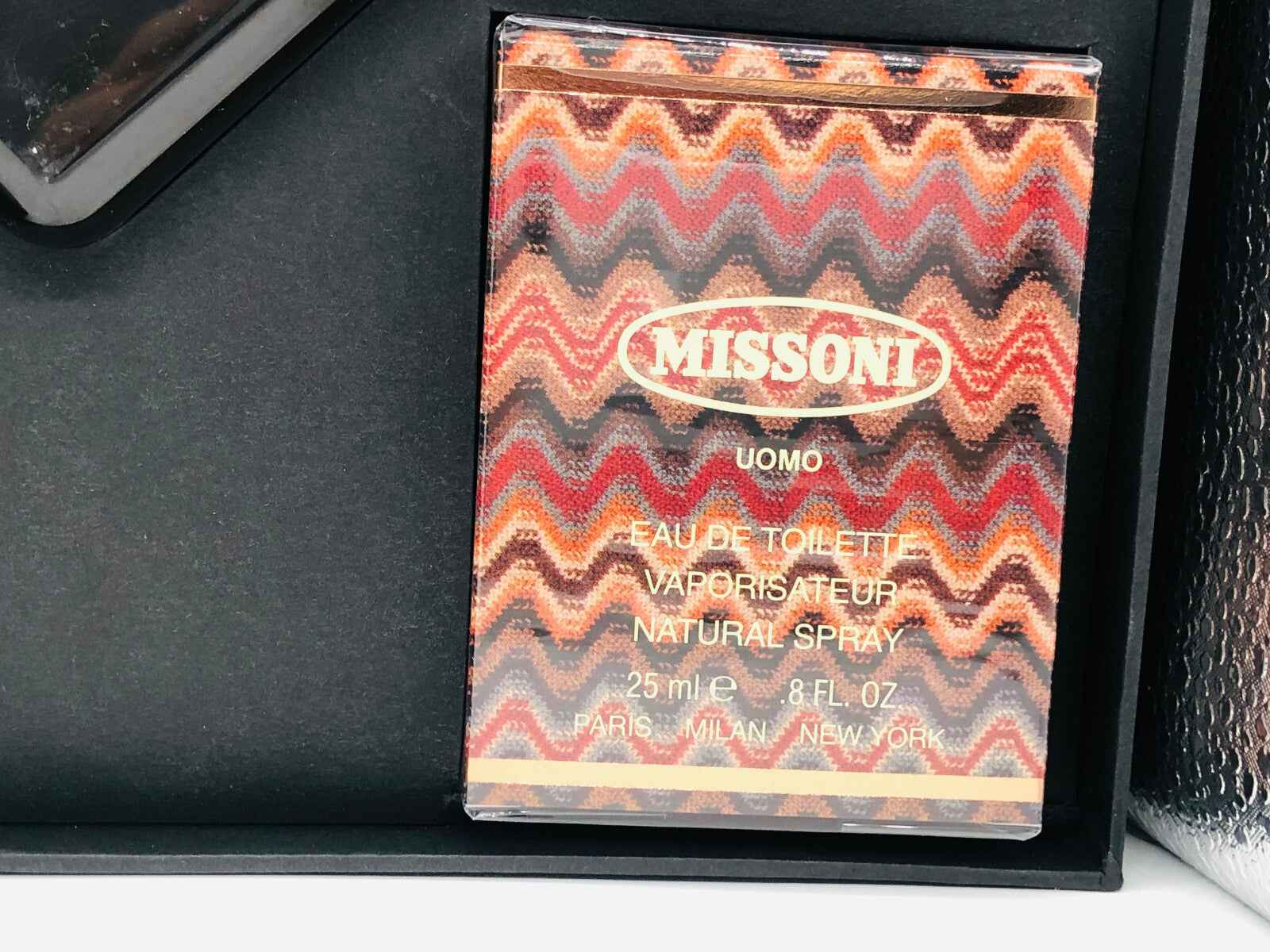 Profumo Missoni Uomo Vintage in confezione con design zigzag, flacone da 25 ml di Eau de Toilette