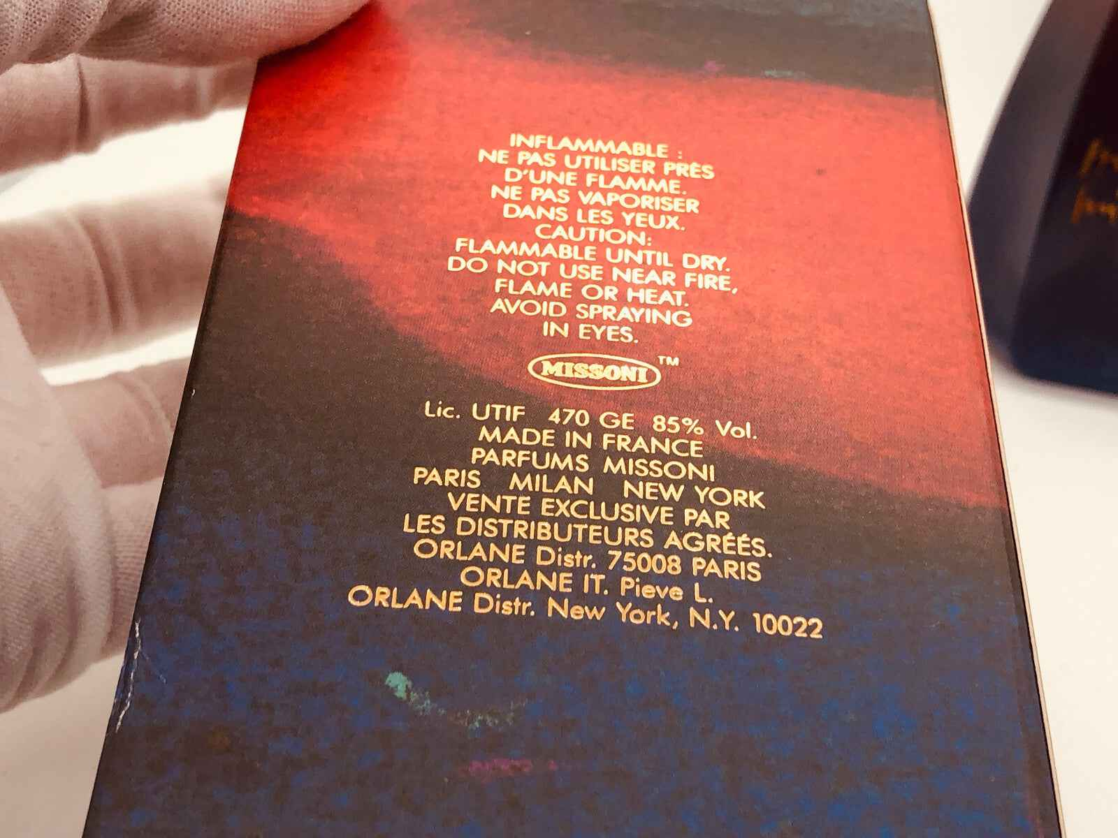 Confezione del Profumo Molto Missoni Vintage con grafica colorata e avvertenze su utilizzo sicuro