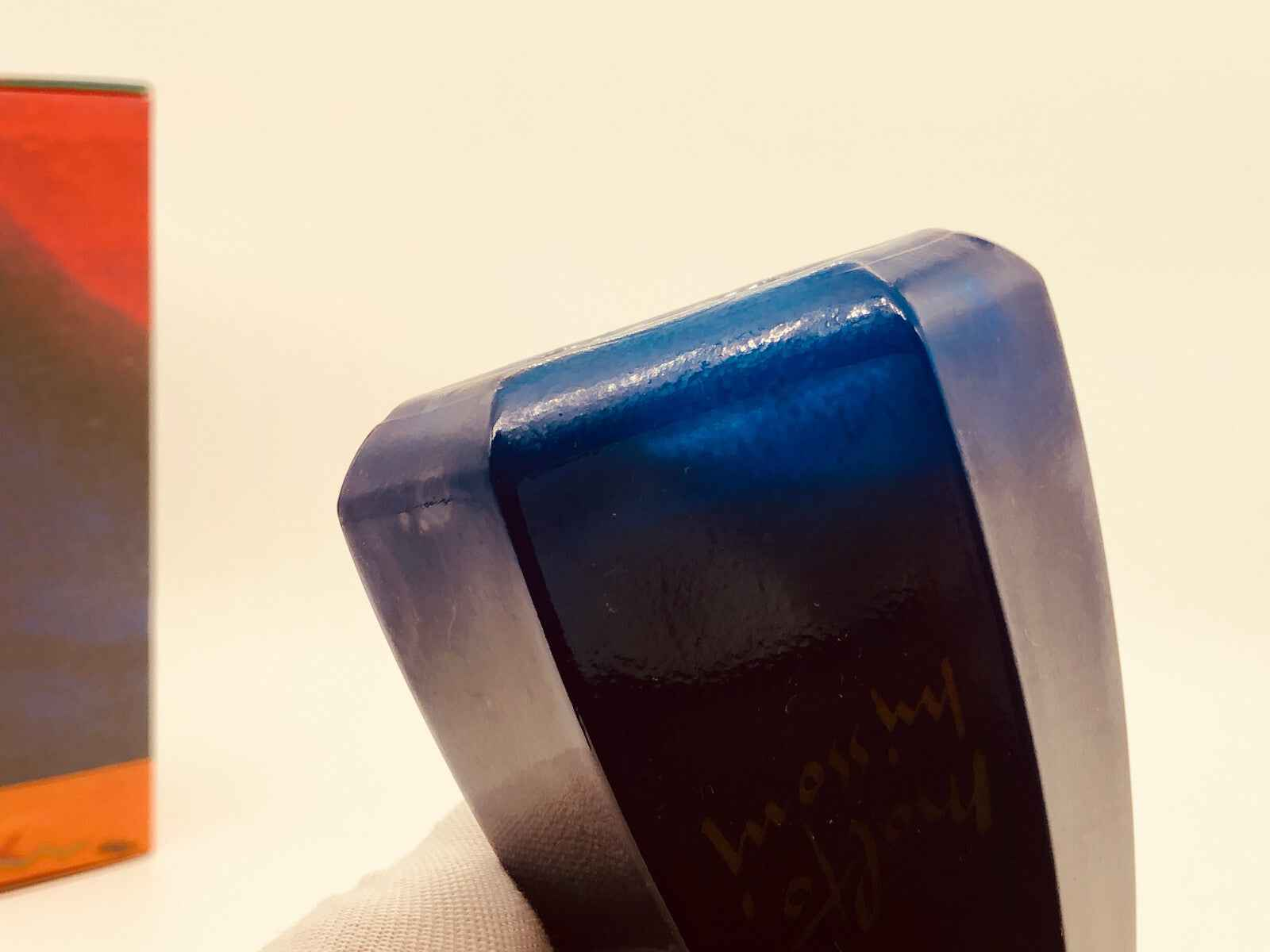 Flacone di profumo Molto Missoni Vintage con tappo blu in design elegante e moderno