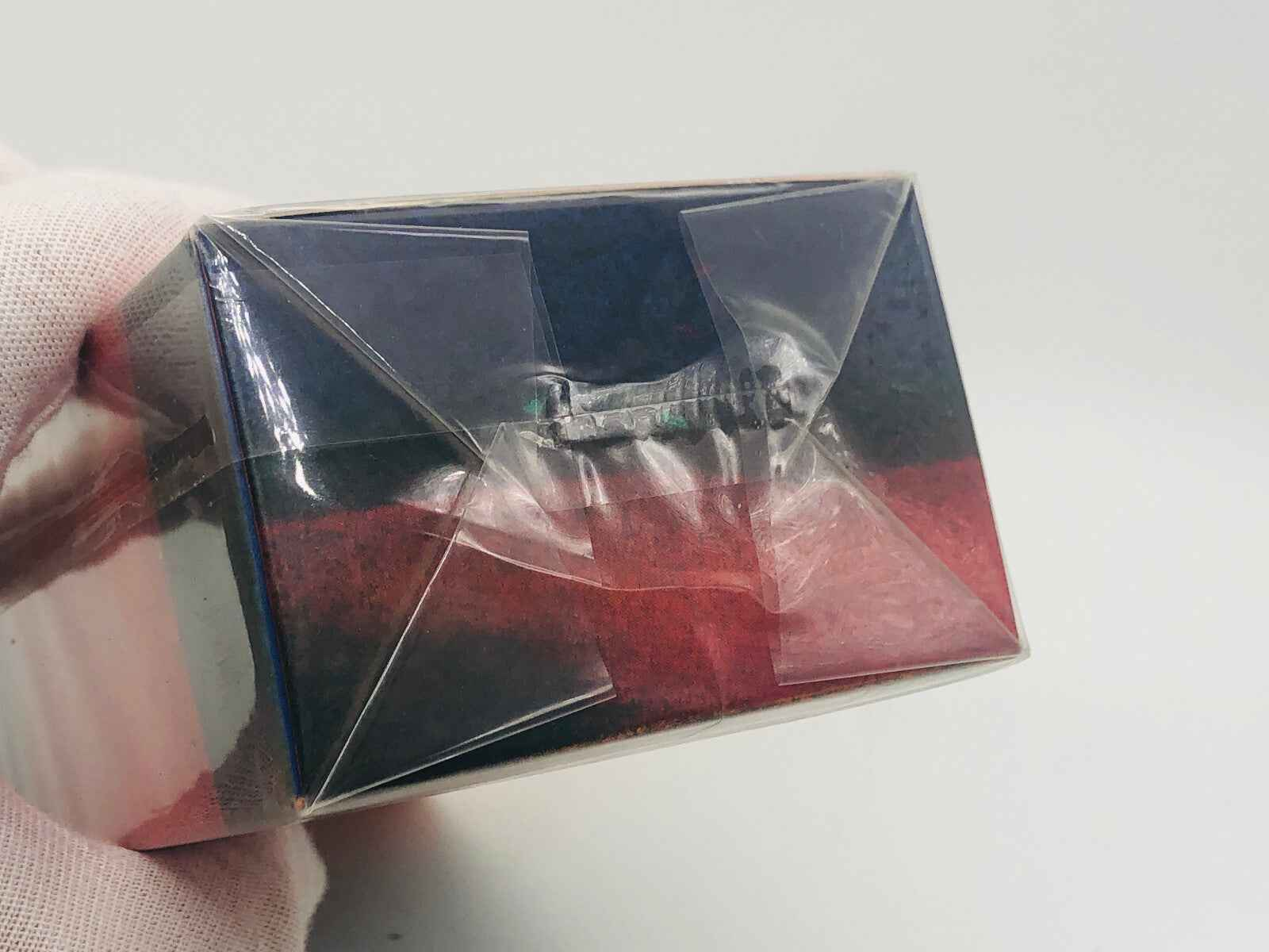 Confezione del profumo Molto Missoni Vintage con dettagli colorati e sigillo originale intatto