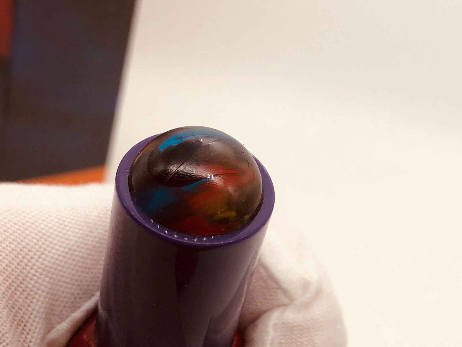 Dettaglio del tappo di profumo Molto Missoni Vintage con design colorato e sfumature artistiche