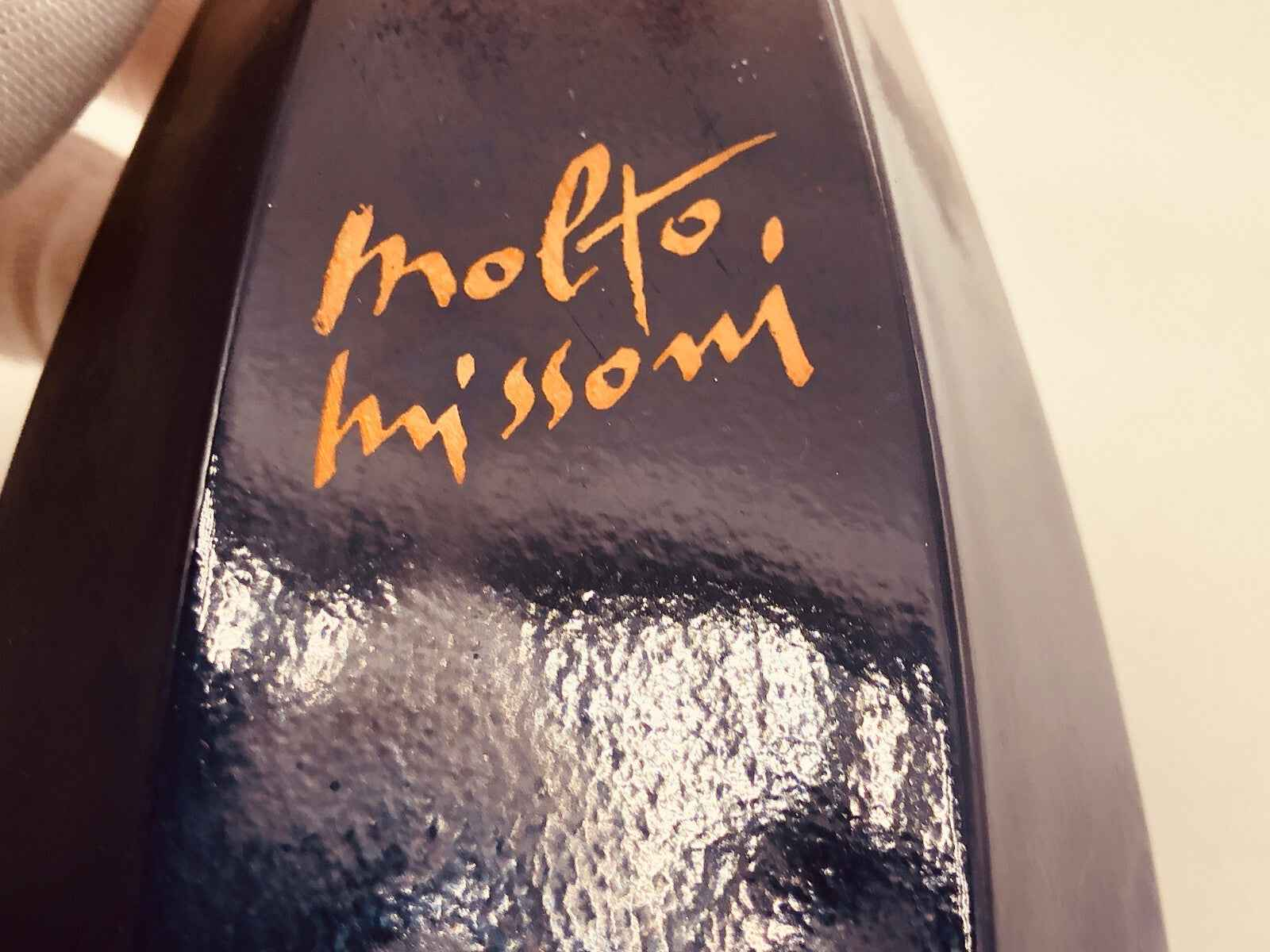 Dettaglio del flacone di Profumo Molto Missoni Vintage con design elegante e logo distintivo