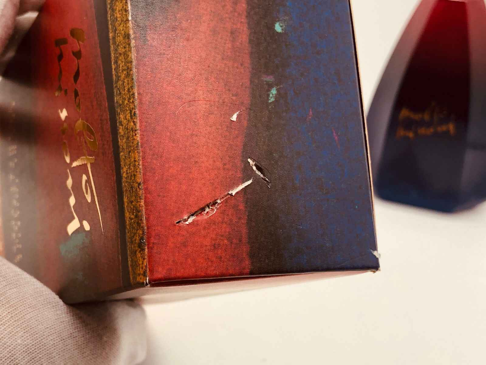 Scatola danneggiata del Profumo Molto Missoni Vintage con bottiglia in vista