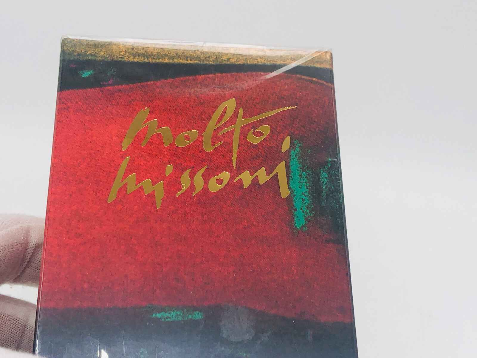 Confezione del profumo Molto Missoni Vintage con design artistico e colori vibranti