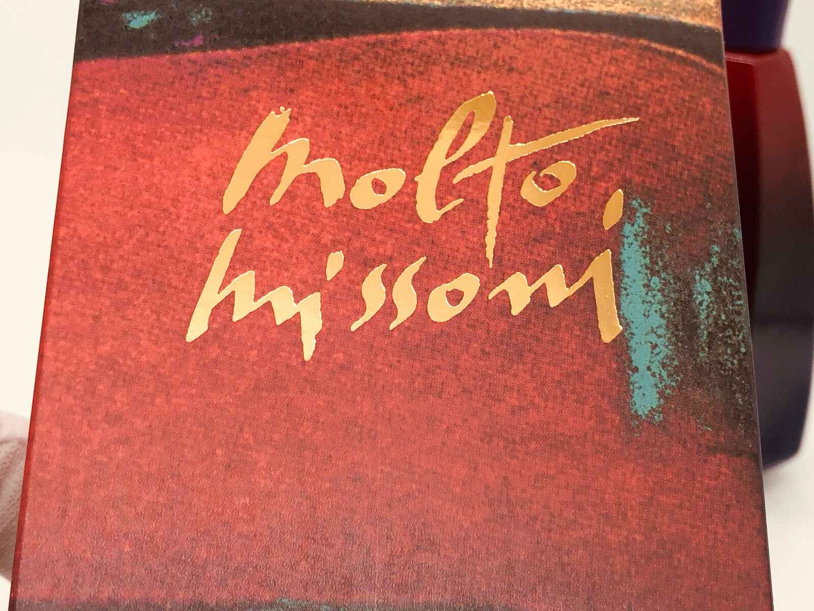 Scatola del profumo Molto Missoni Vintage con design artistico e scritta in oro