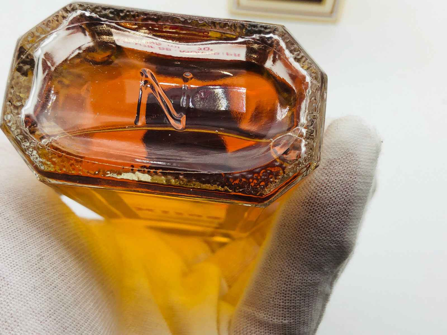 Bottiglia di profumo Mitos Napoleon Vintage con tappo a forma ottagonale e colore ambrato