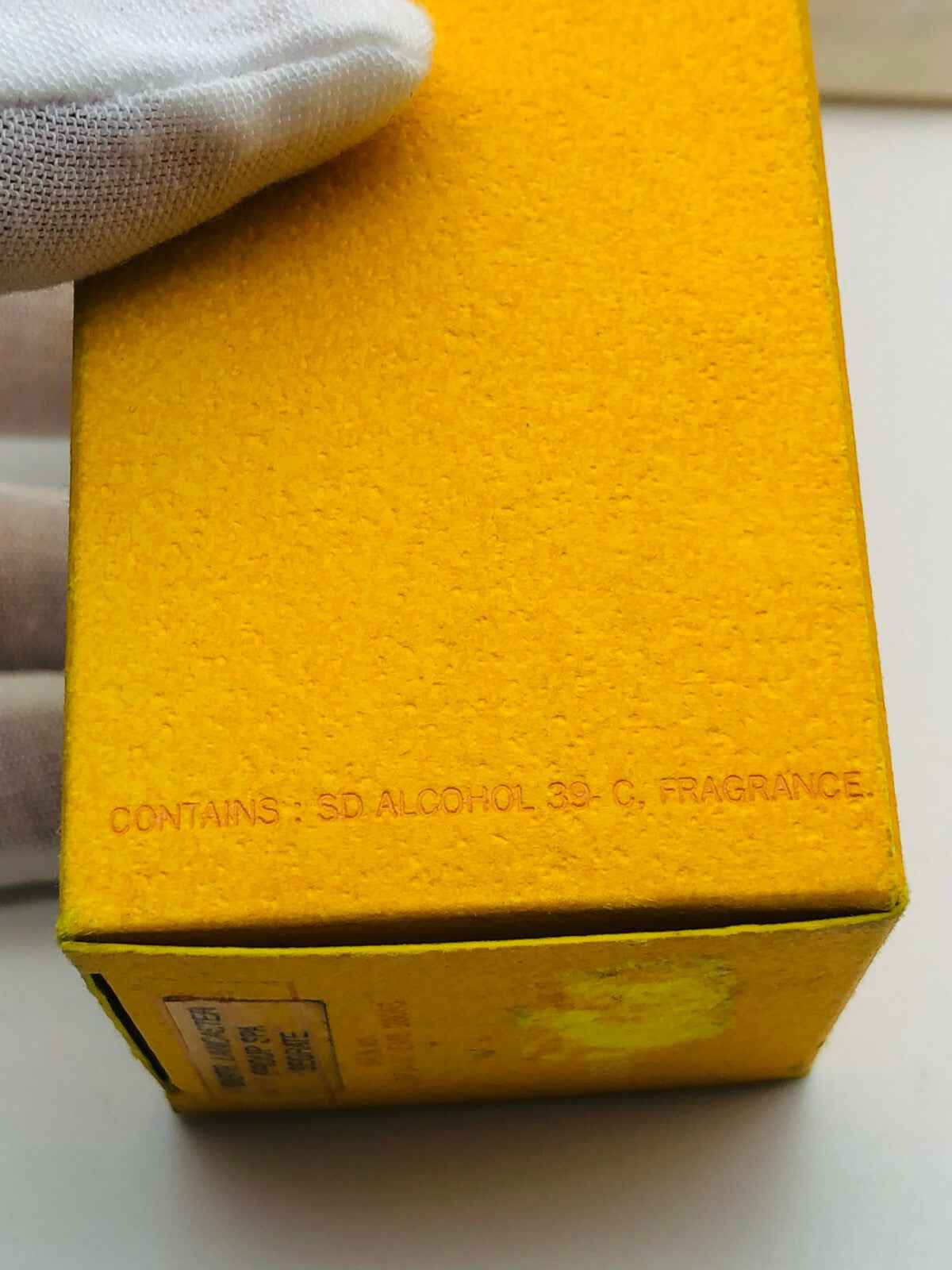 Scatola della fragranza Montana Parfum D'Elle con dettagli sul contenuto e design giallo brillante