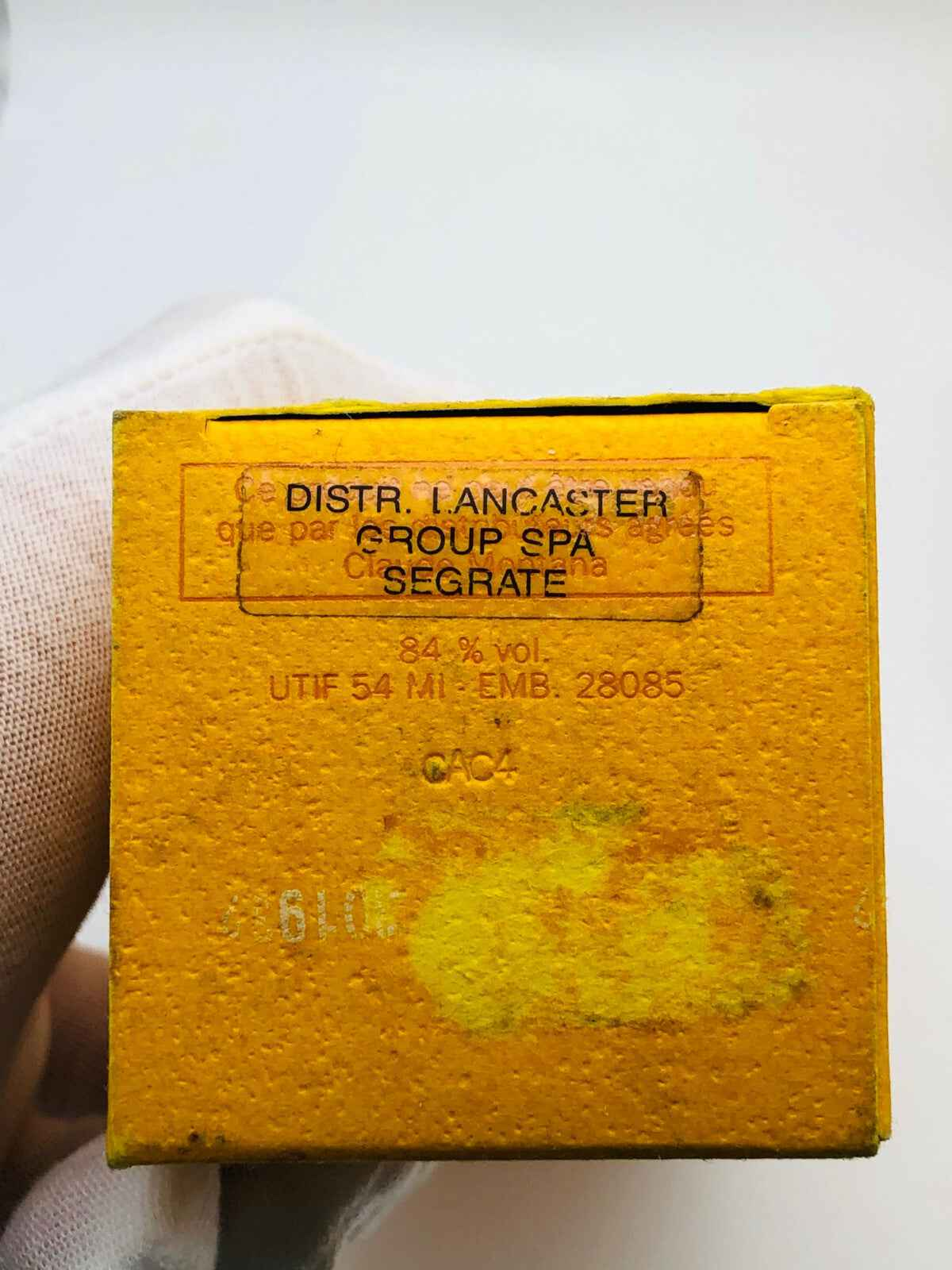 Scatola di Montana Parfum D'Elle gialla con etichetta di distribuzione per fragranze