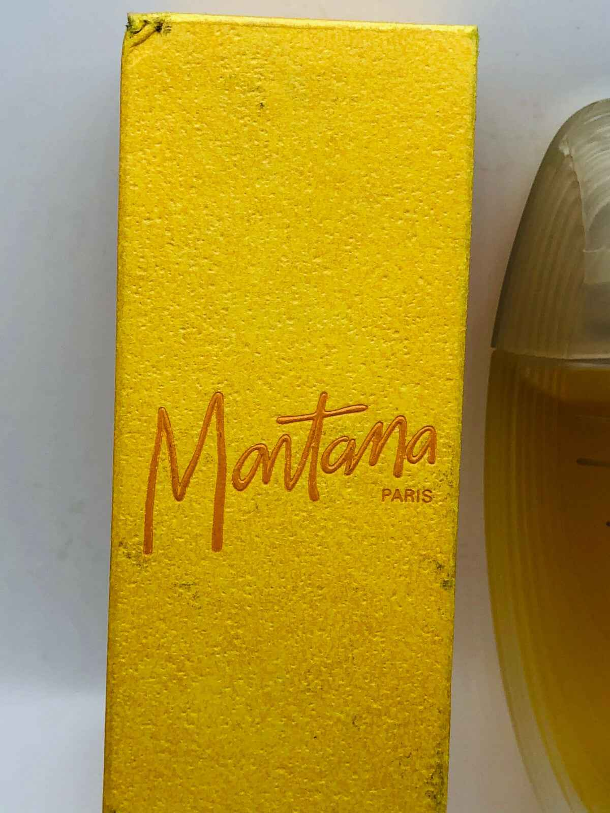 Scatola di Montana Parfum D'Elle di colore giallo dorato con logo in evidenza