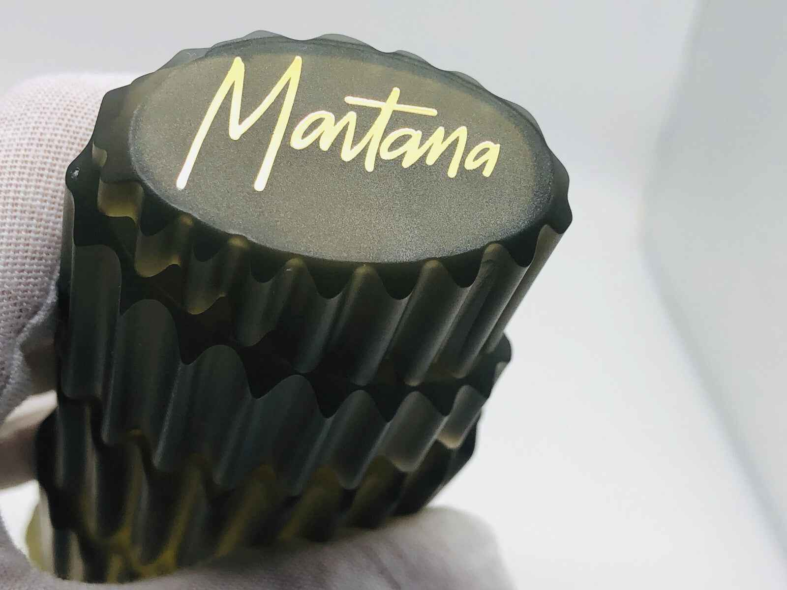 Flacone di Montana Parfum D'Homme con design elegante e logo in rilievo