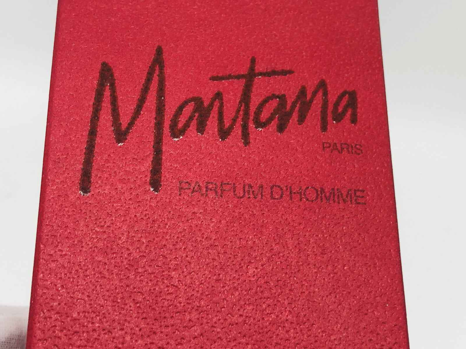 Scatola rossa di Montana Parfum D'Homme con logo elegante per uomini sofisticati