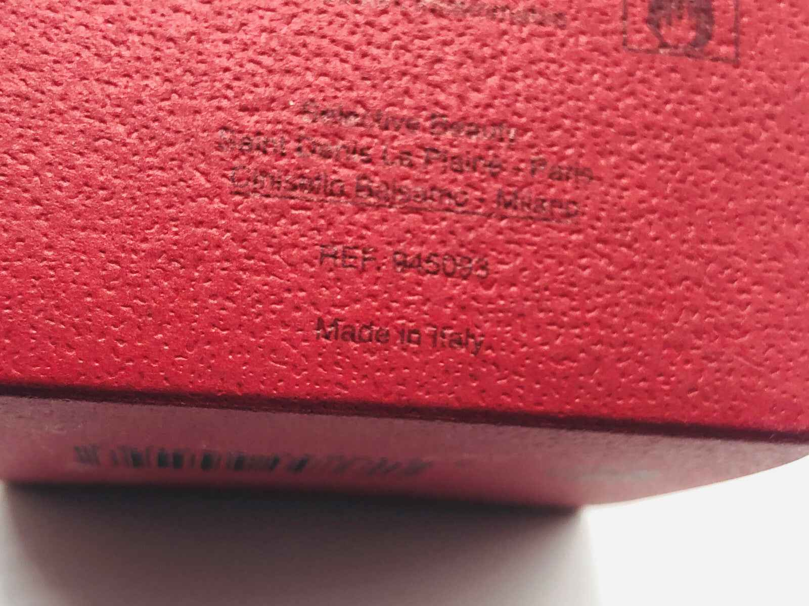 Scatola del Montana Parfum D'Homme con finitura rossa e dettagli in rilievo, made in Italy