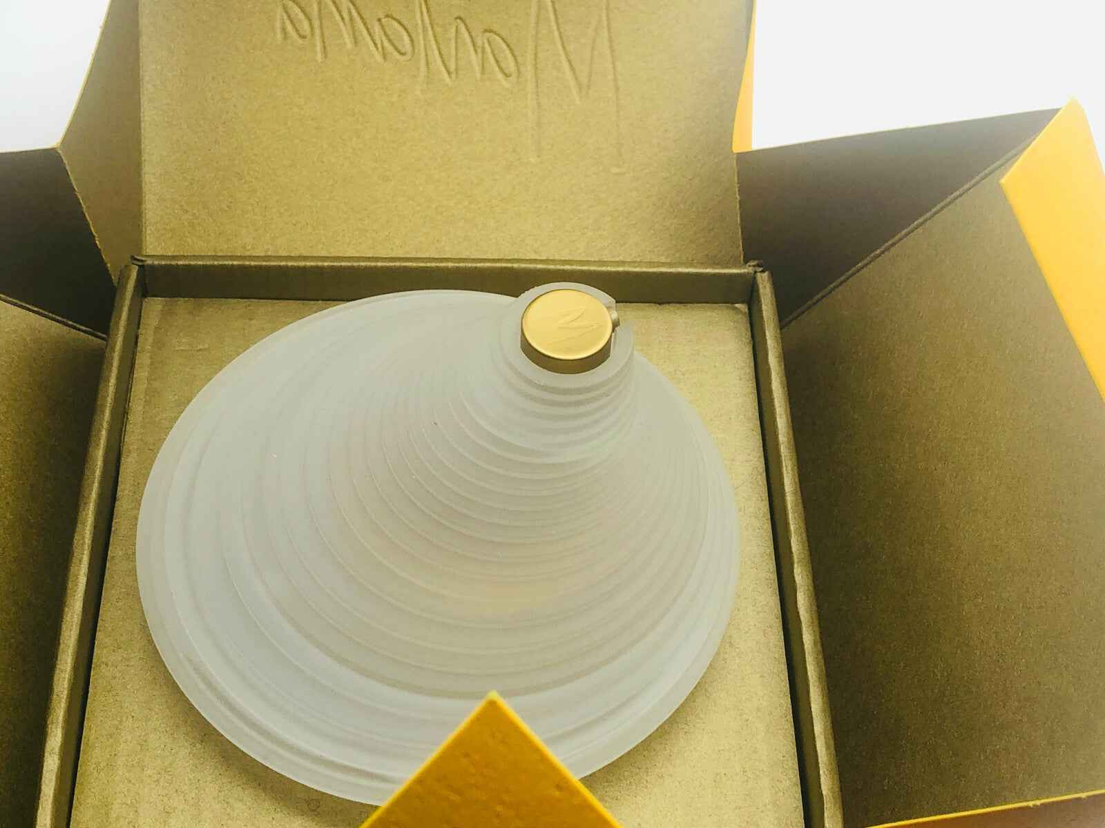 Flacone di profumo Vintage Montana con design elegante in scatola dorata