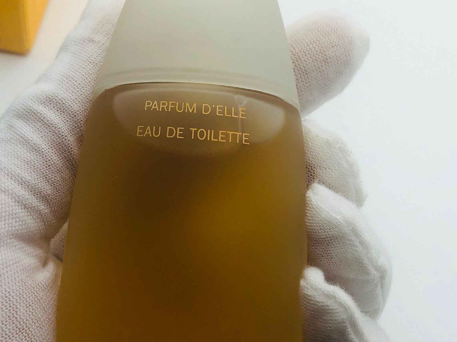 Flacone di Profumo Vintage Montana con etichetta Parfum d'Elle Eau de Toilette in questo elegante design.