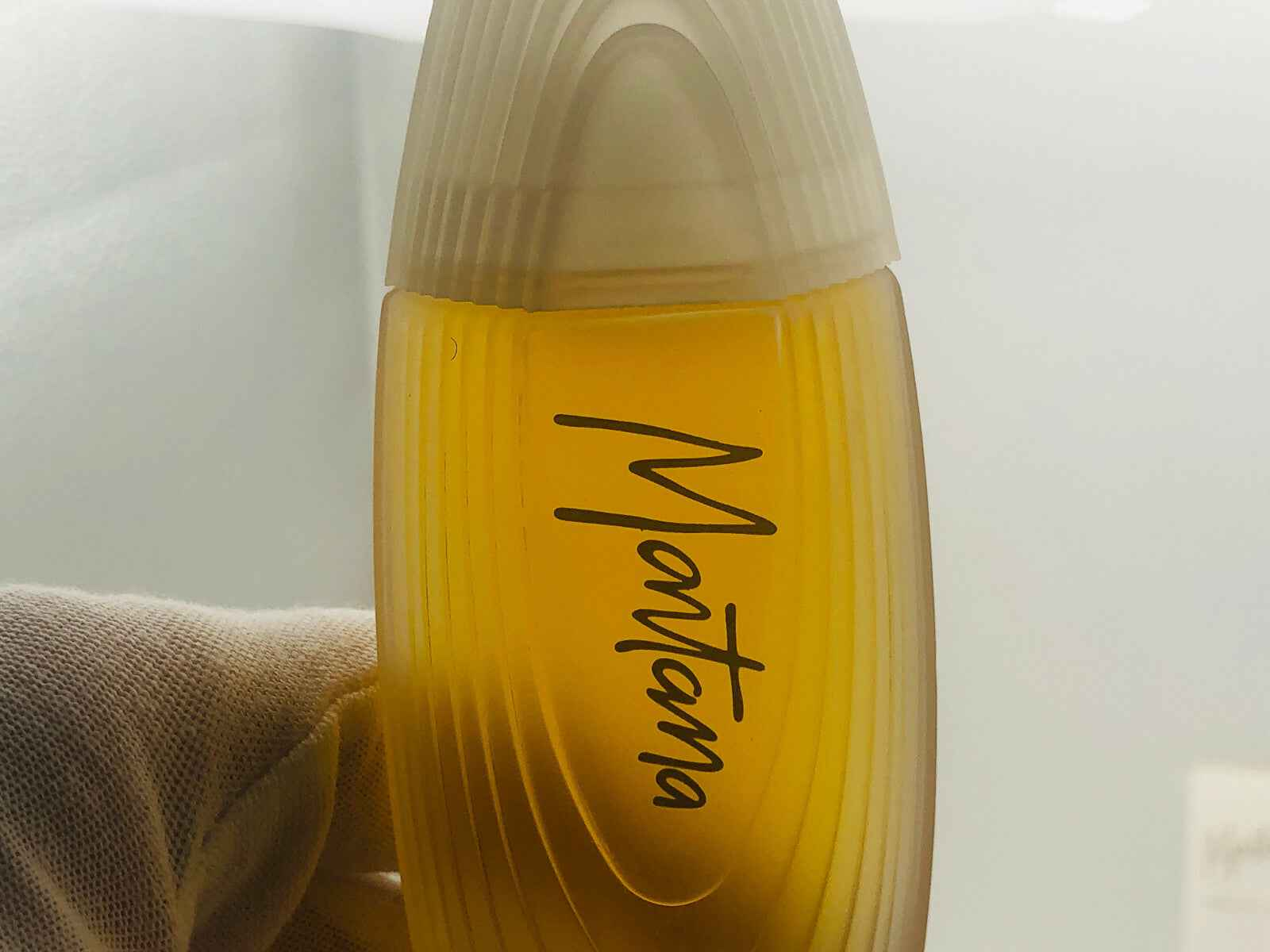 Flacone di profumo vintage Montana con design elegante e tonalità dorata