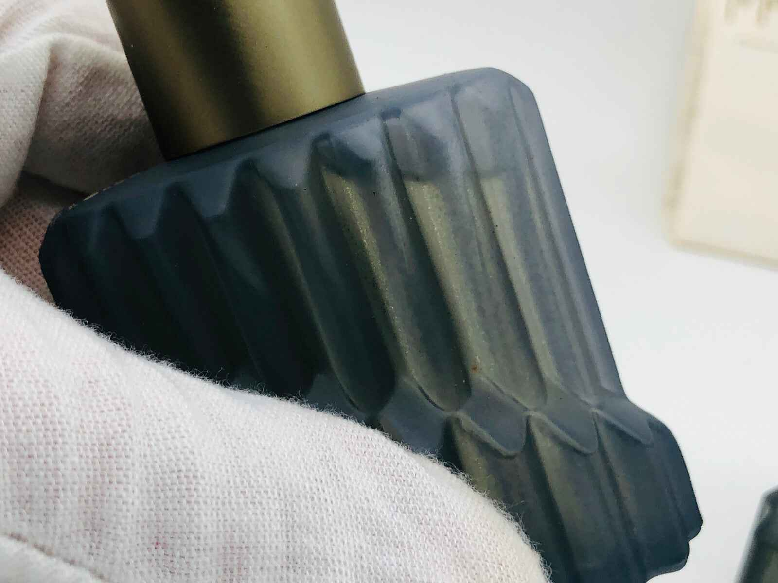 Flacone di profumo vintage MONTANA con design elegante e dettagli sofisticati