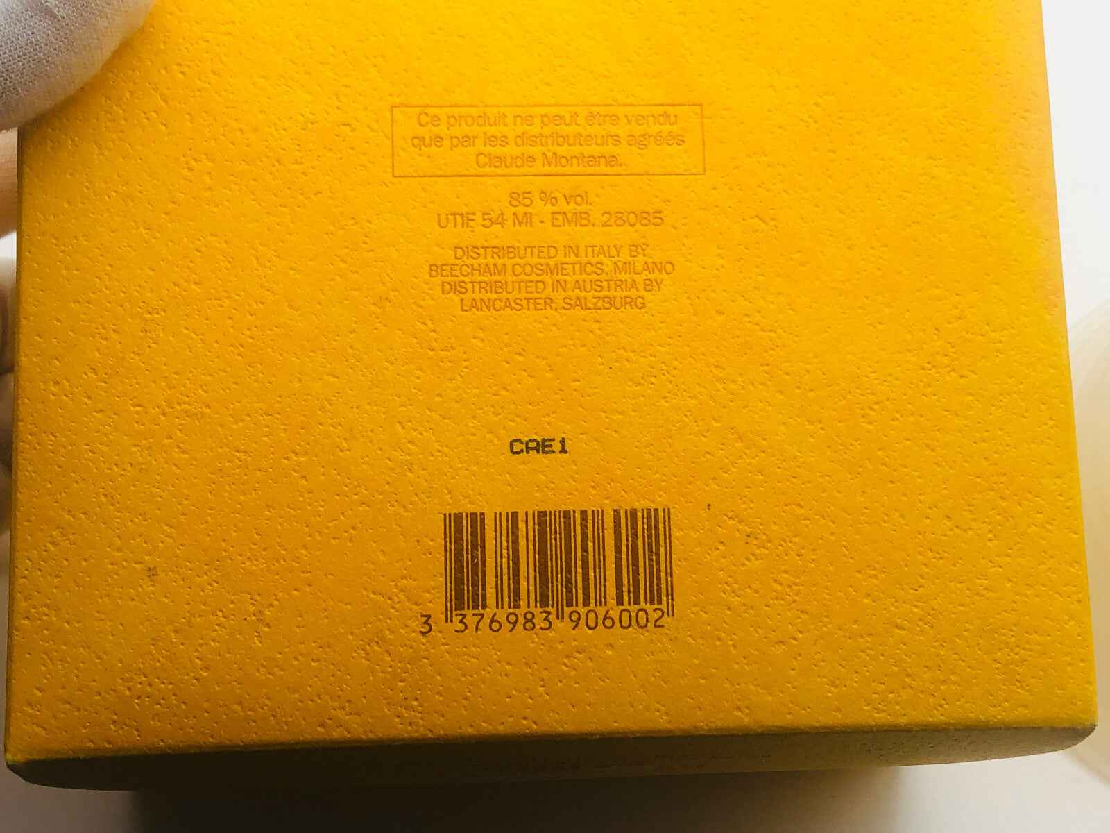 Scatola del profumo vintage Montana in giallo con dettagli descrittivi sul retro