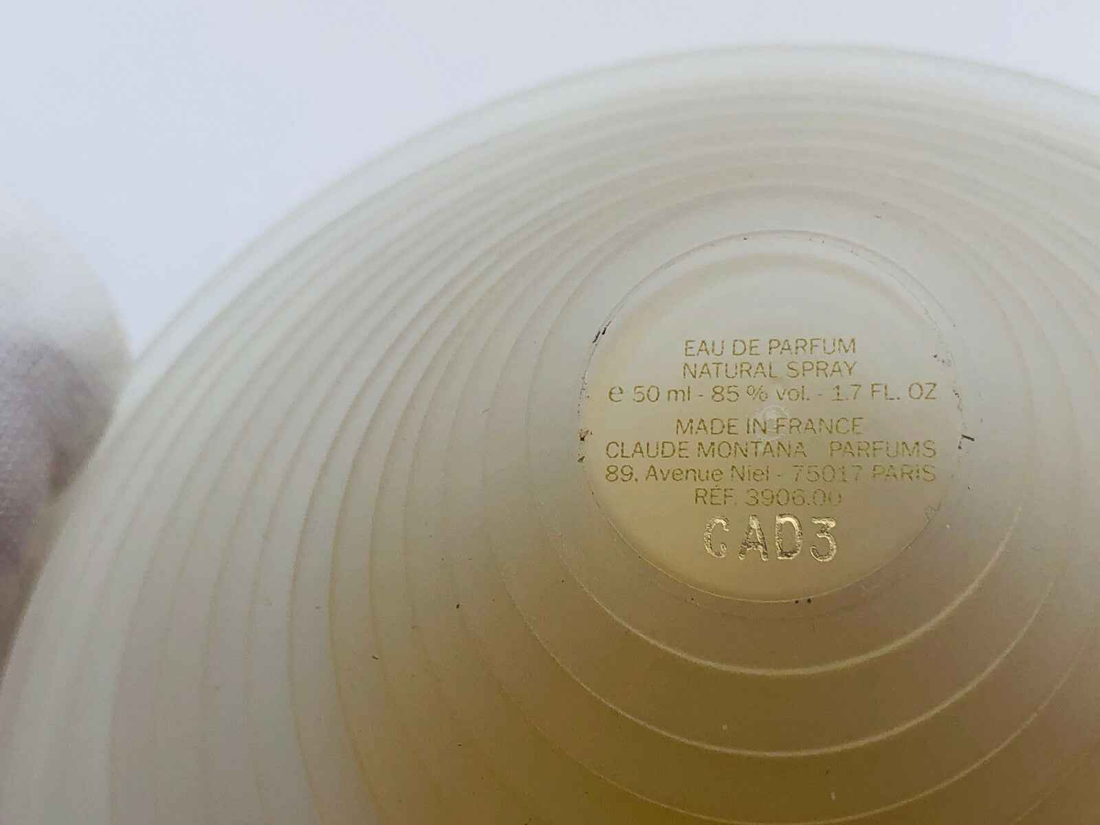 Dettaglio del fondo di un profumo Vintage Montana da 50 ml con etichetta e spray naturale