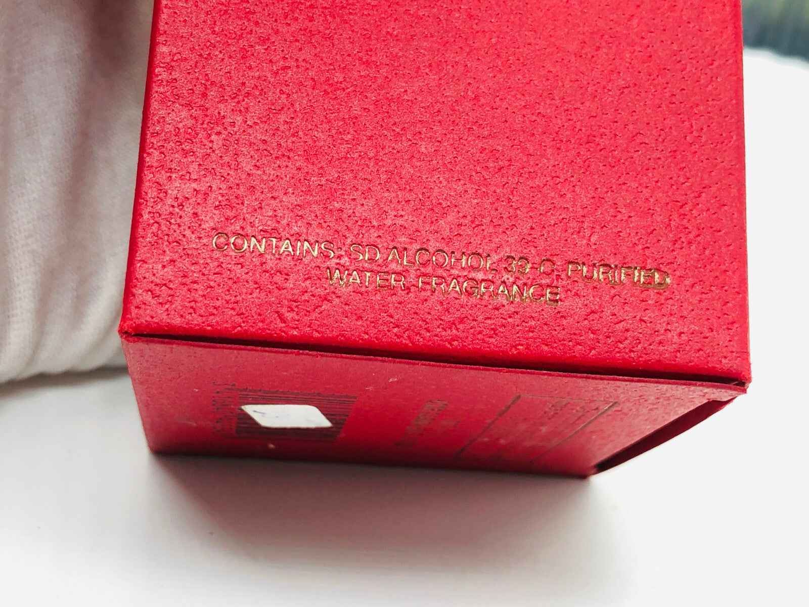 Scatola rossa di profumo vintage MONTANA con etichetta in oro, elegante e sofisticato