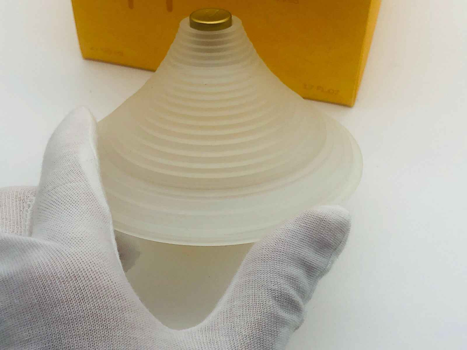 Flacone di profumo Vintage Montana con design elegante e curvo, in mano con guanto bianco