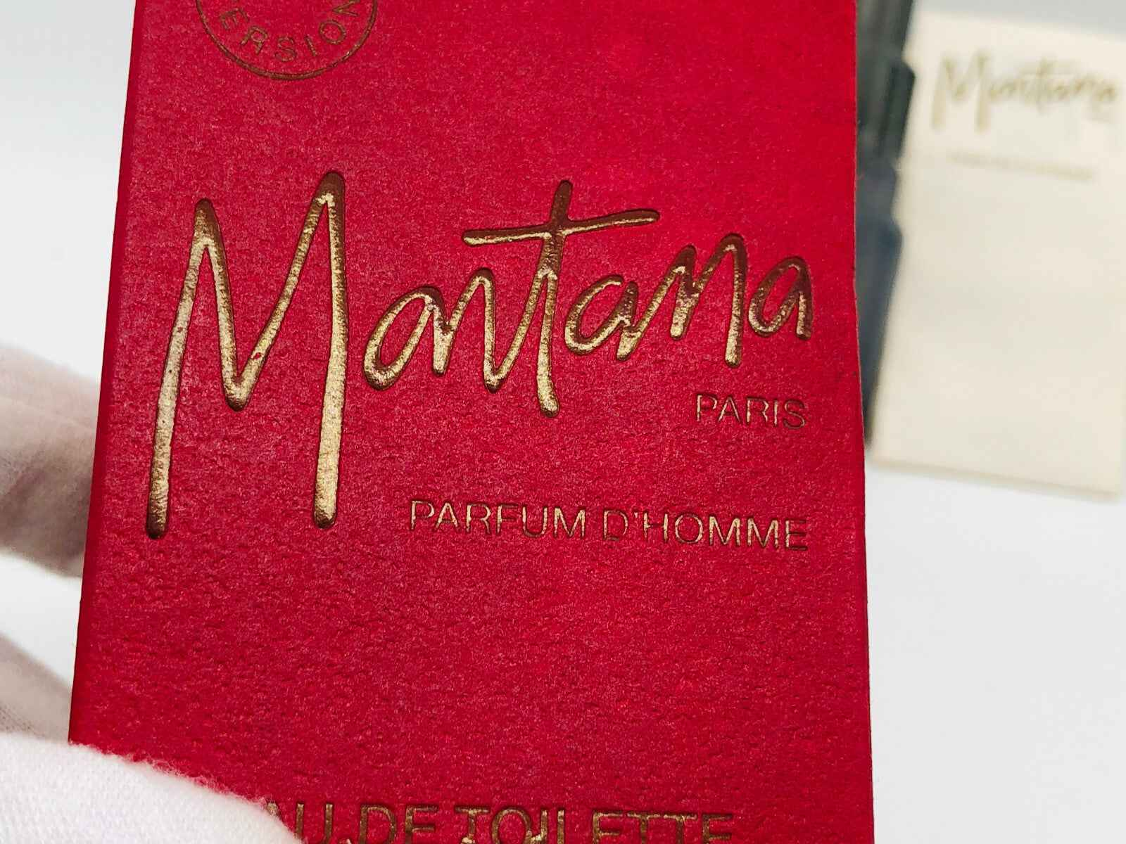 Scatola rossa di profumo vintage MONTANA Parfum d'Homme con dettagli dorati e design elegante