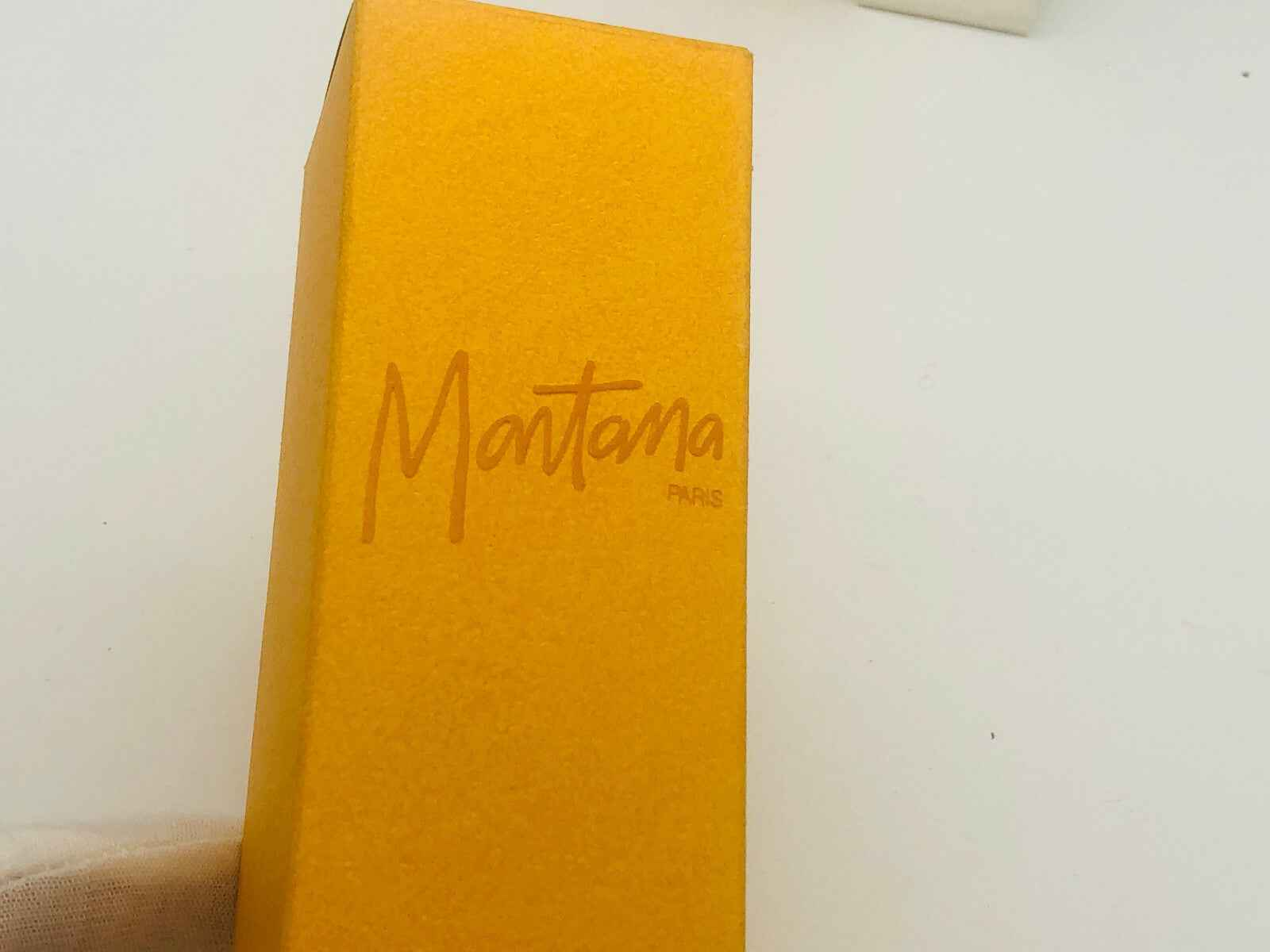 Scatola gialla del Profumo Vintage Montana con logo Montana in evidenza