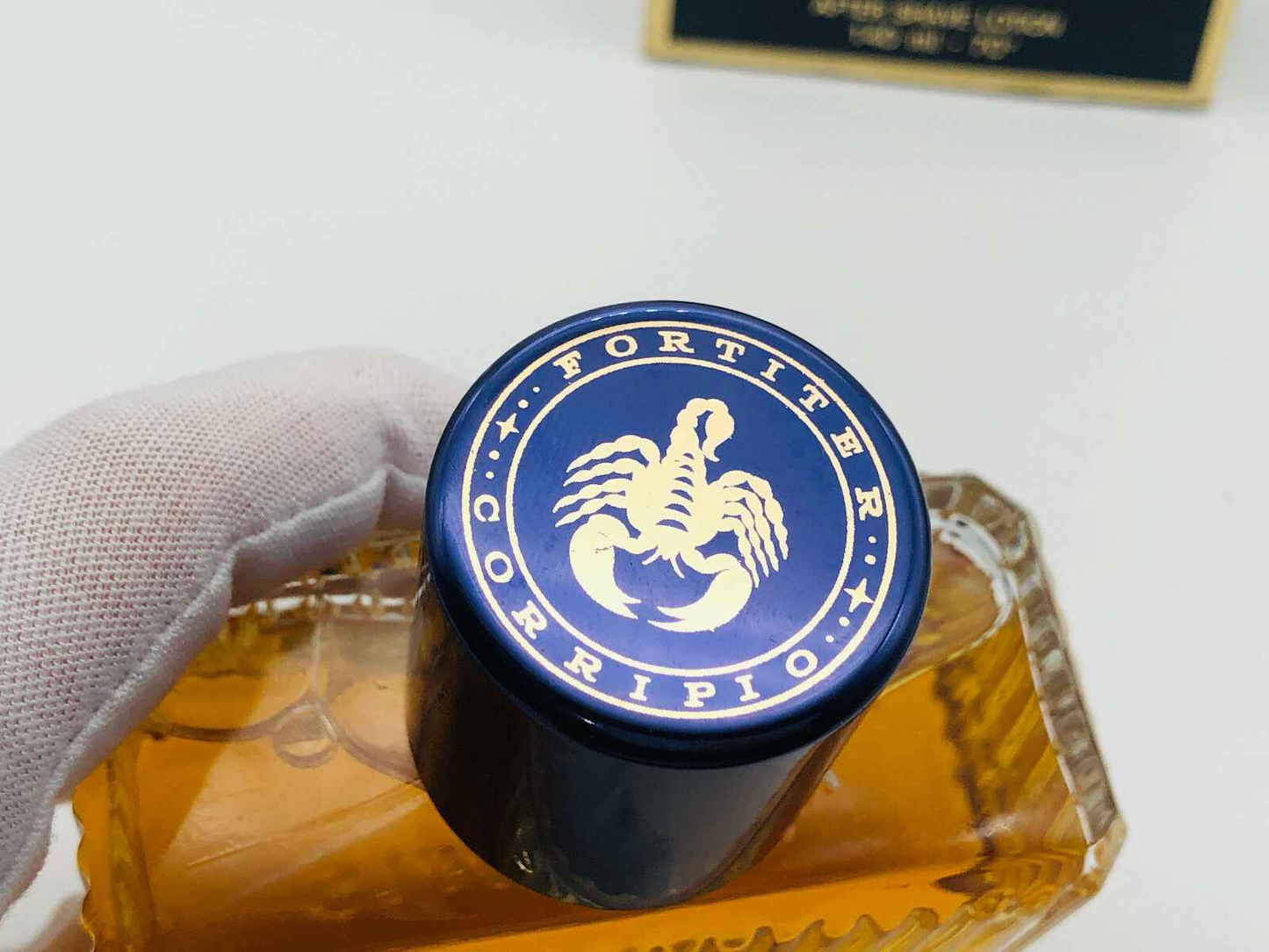 Profumo Morris Uomo Vintage con tappo blu e dettagli dorati in posizionamento elegante