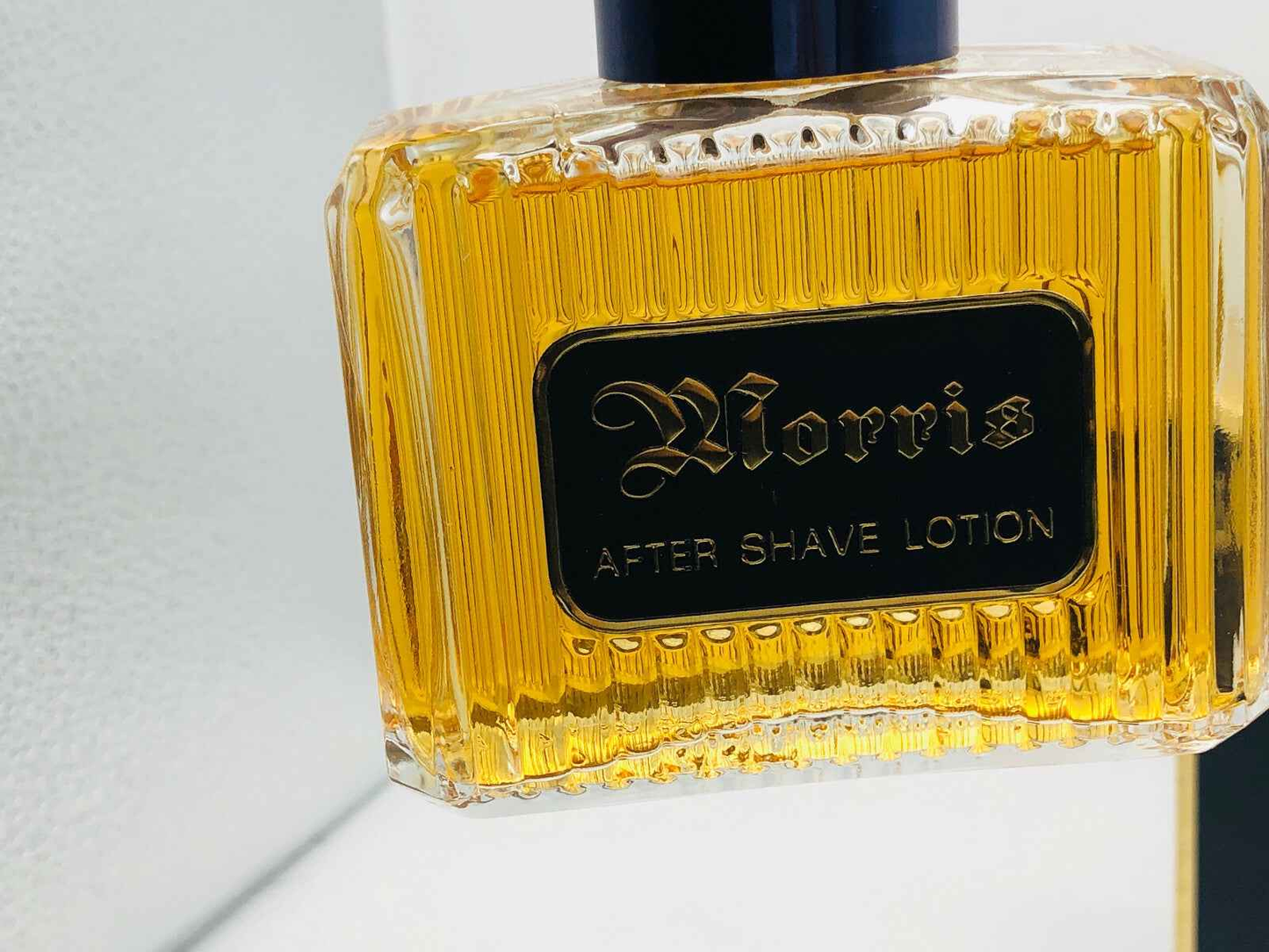 Flacone di lozione dopobarba Morris Uomo Vintage con etichetta elegante e liquido dorato