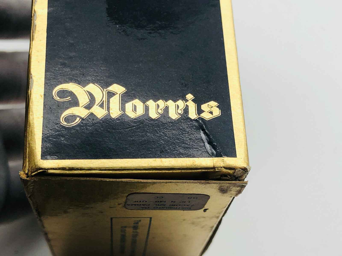 Scatola vintage Morris Uomo Vintage con logo dorato su sfondo nero, perfetta per collezionisti