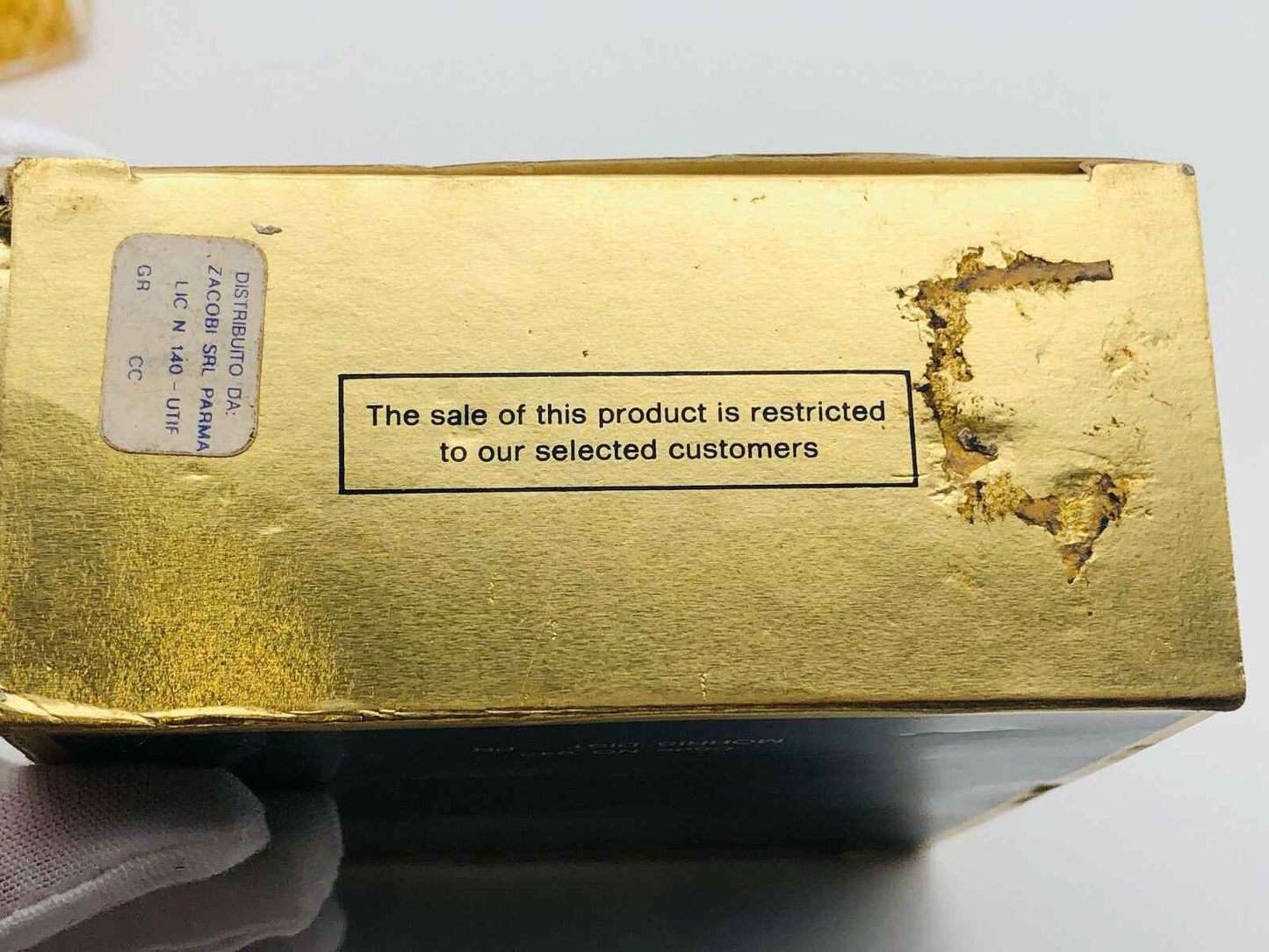 Scatola dorata di un prodotto con etichetta, venduto solo ai clienti selezionati da MORRIS Uomo Vintage
