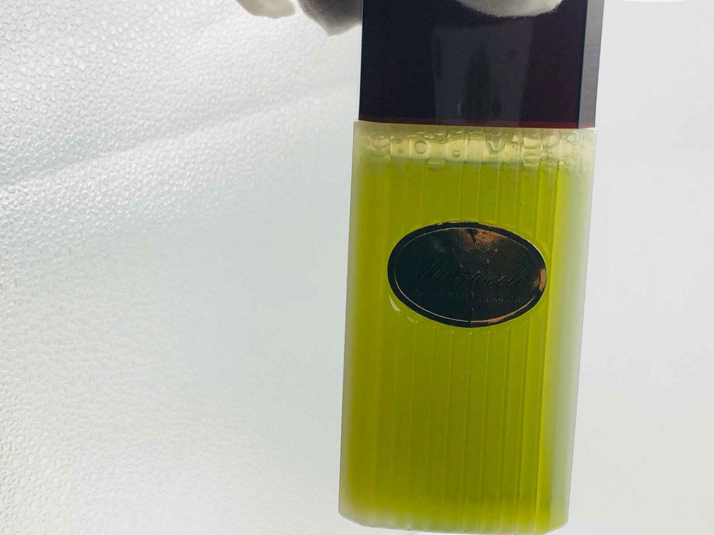 Morriselle Morris Vintage Shampoo con un design elegante e una texture verde chiaro per capelli luminosi