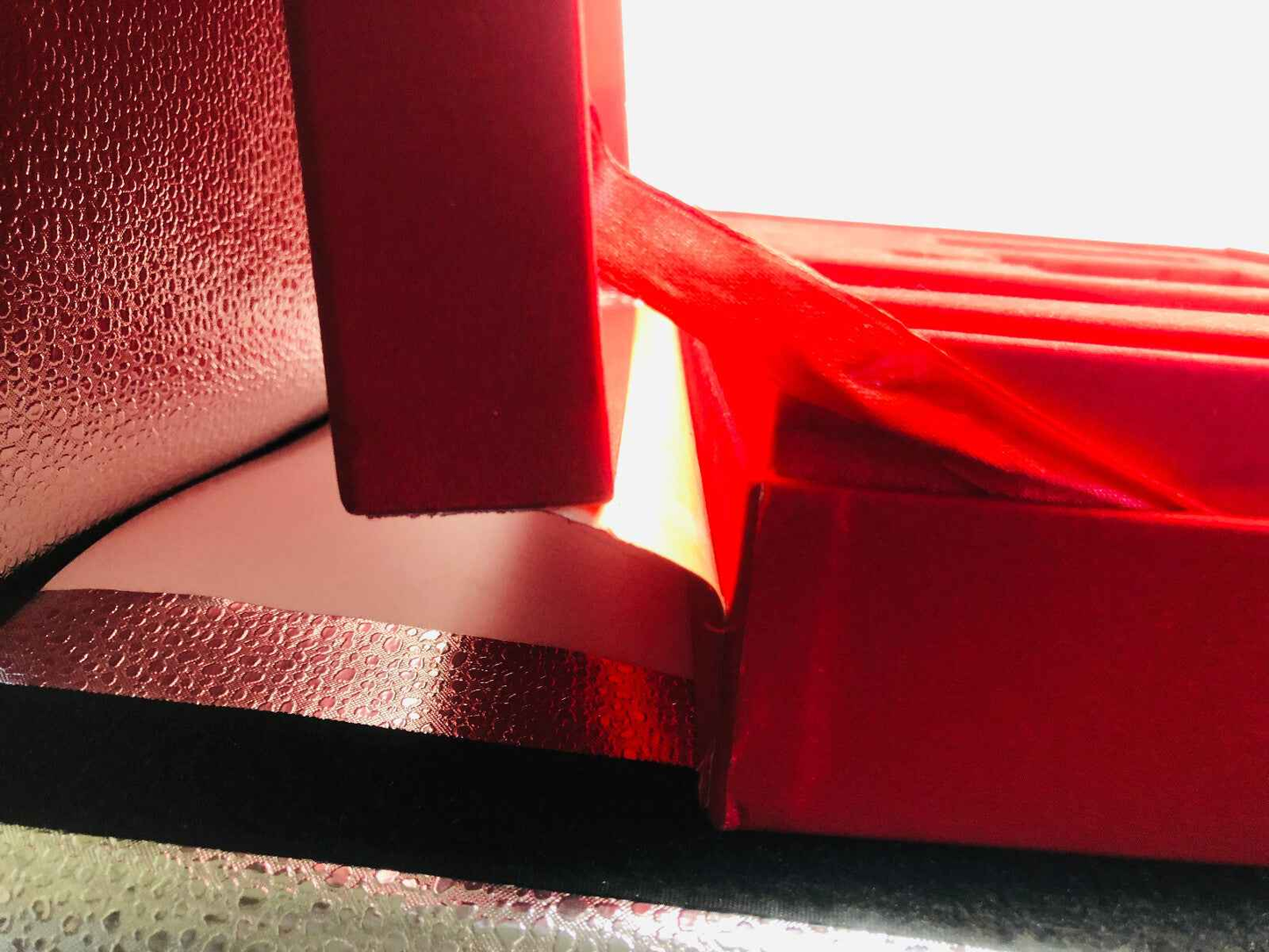 Dettaglio della confezione del profumo Moschino Couture Vintage in rosso con design elegante