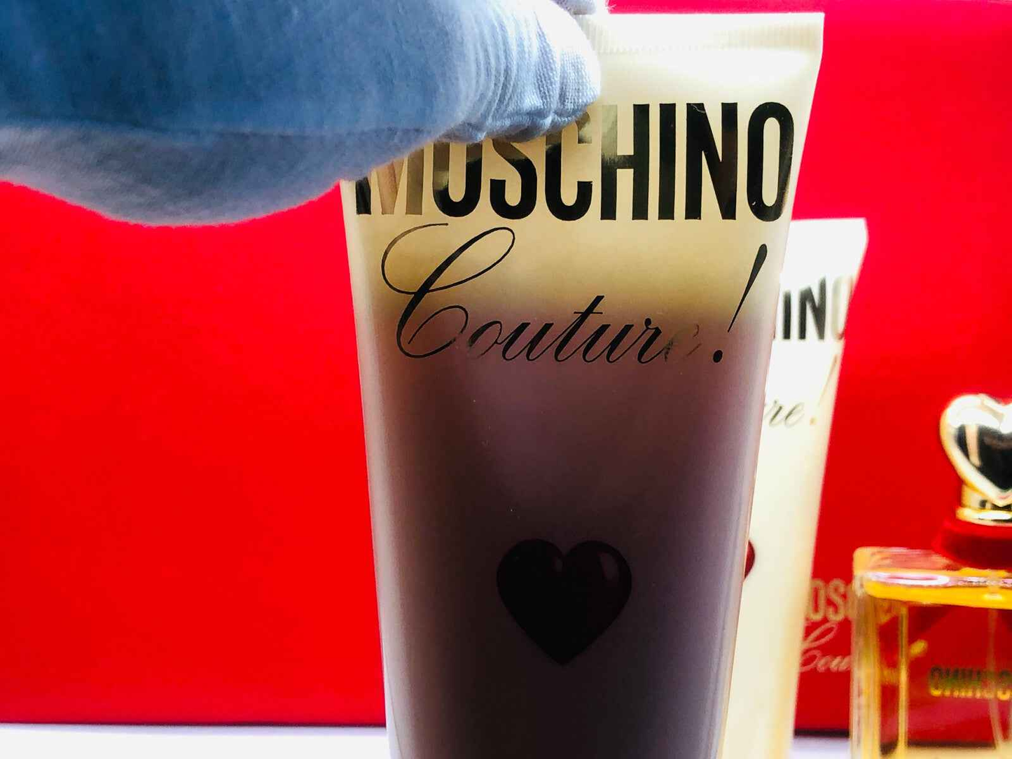 Crema profumata Moschino Couture Vintage con design elegante e cuore rosso