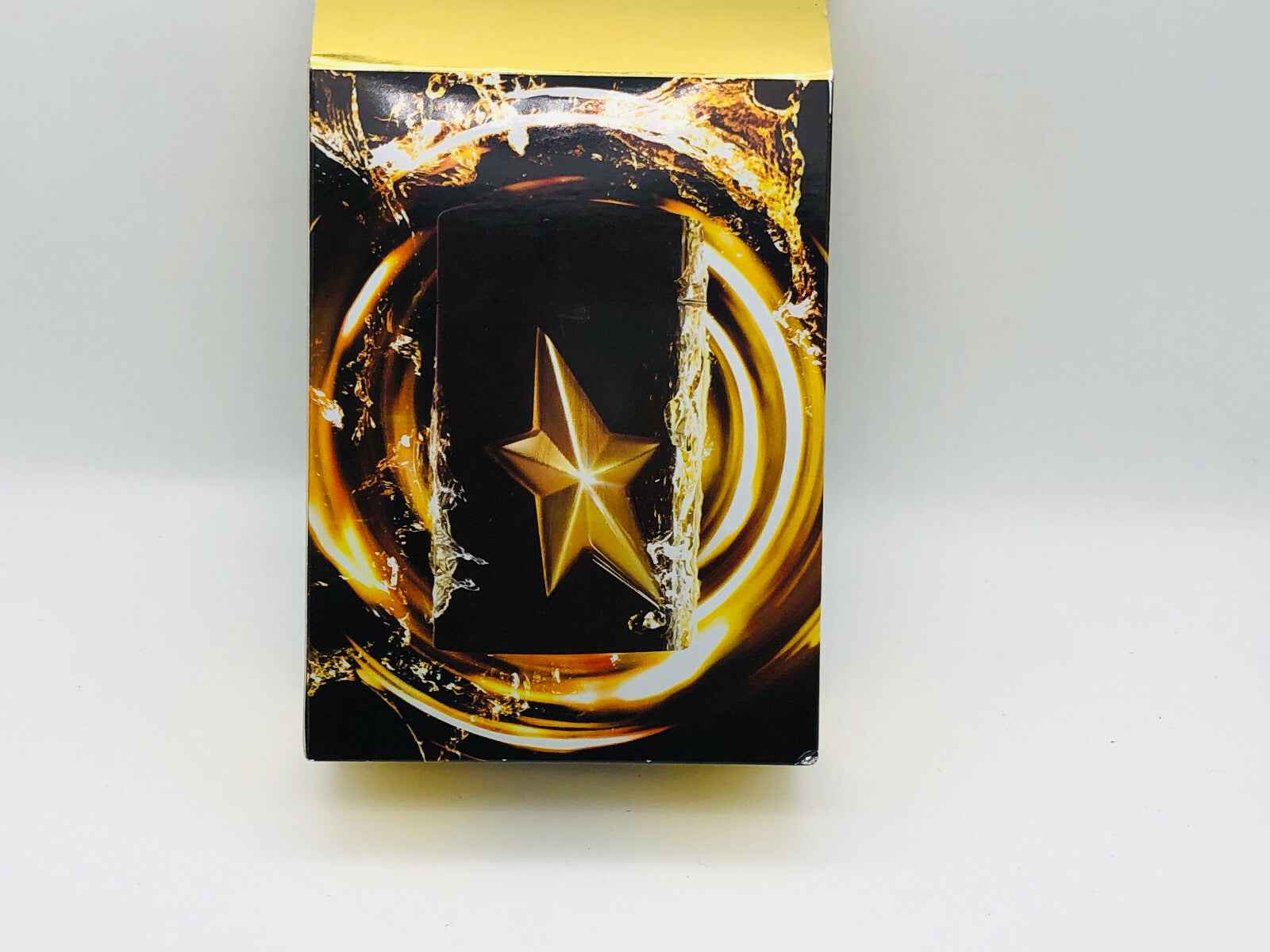 Confezione del Profumo Vintage Mugler A Men con design audace e dorato