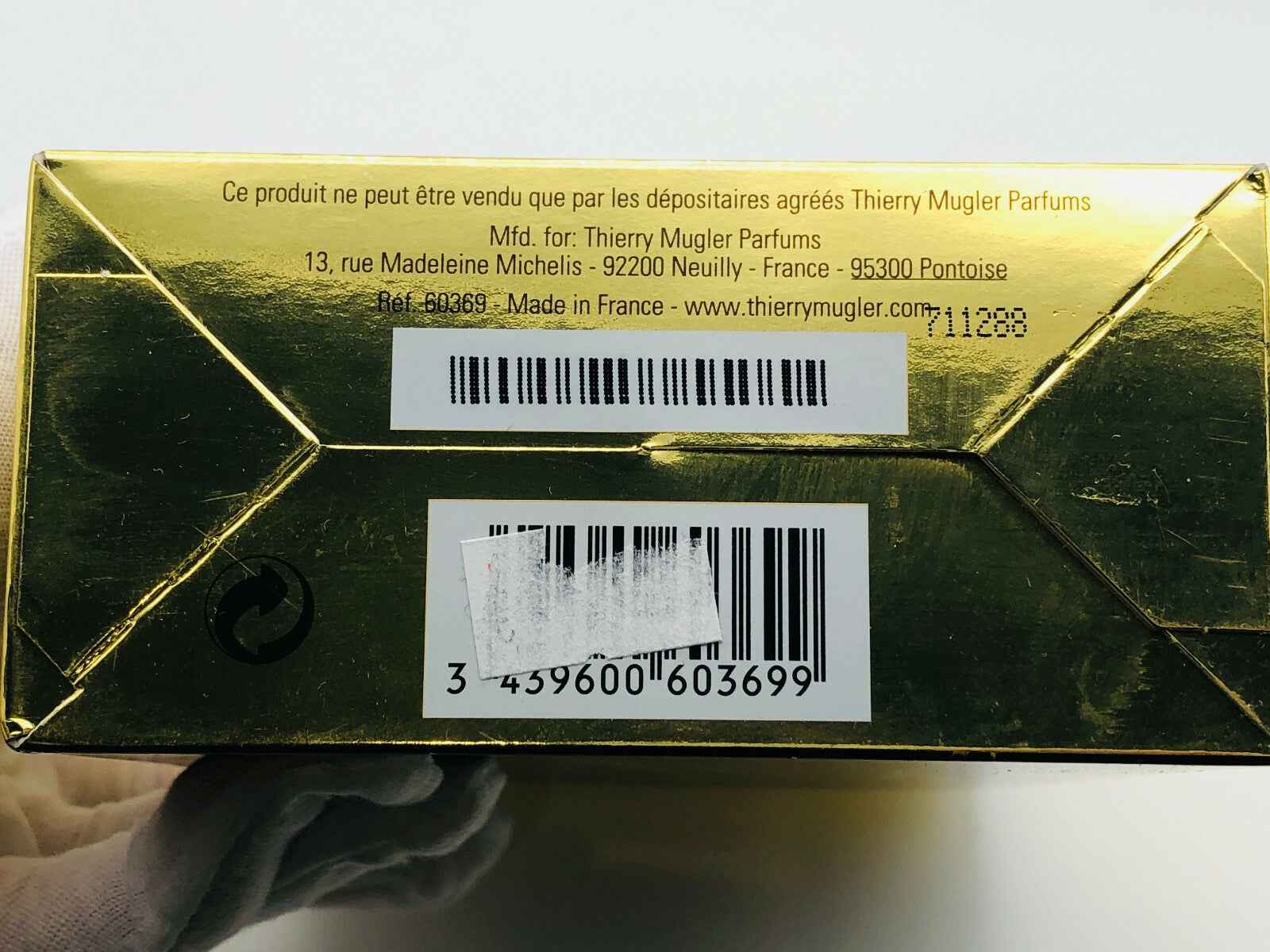 Scatola di profumo Vintage Mugler A Men con design elegante e dettagli dorati