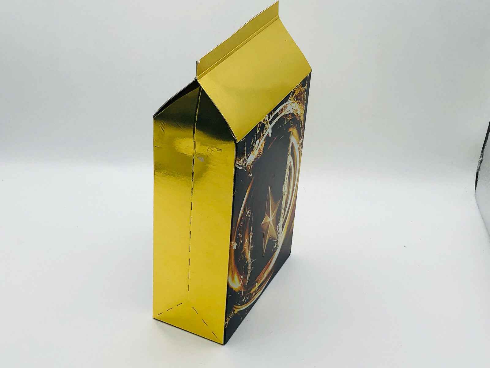 Confezione laterale del profumo Vintage Mugler A Men con design elegante e riflessi dorati