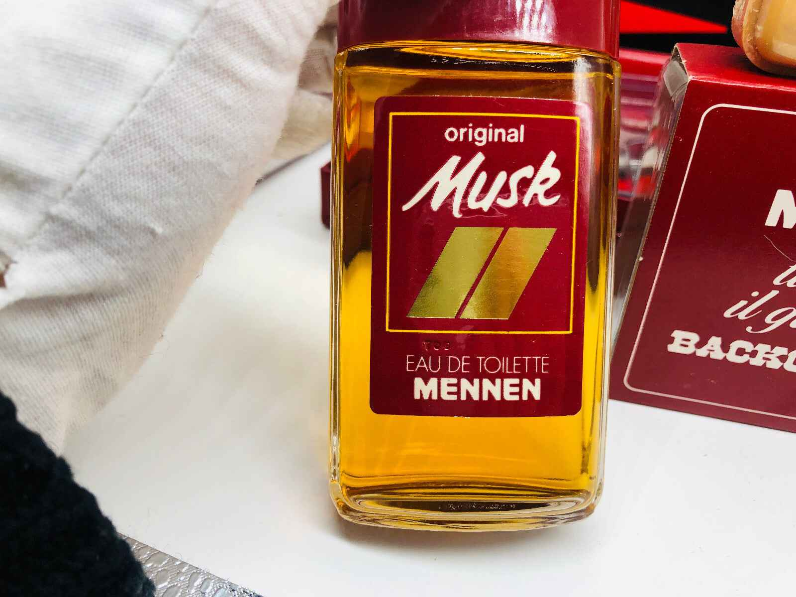 Profumo Vintage Musk Mennen in un flacone classico con etichetta rossa e dorata