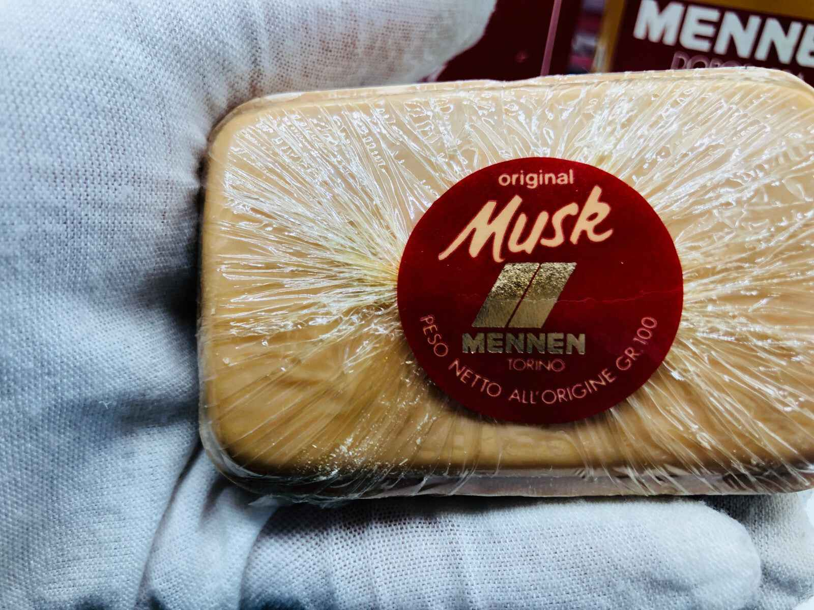 Musk Mennen Profumo Vintage in confezione originale con etichetta rossa e design classico