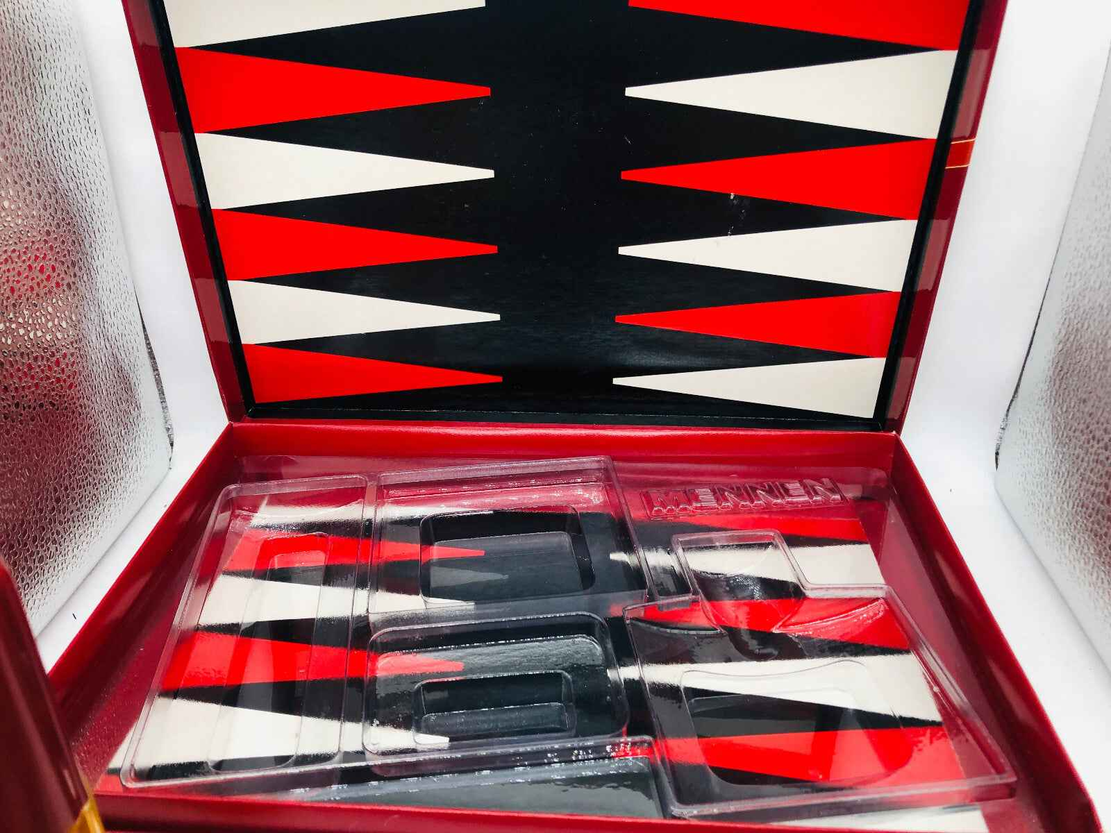 Scatola vintage di profumo Musk Mennen con design a zigzag in rosso e nero