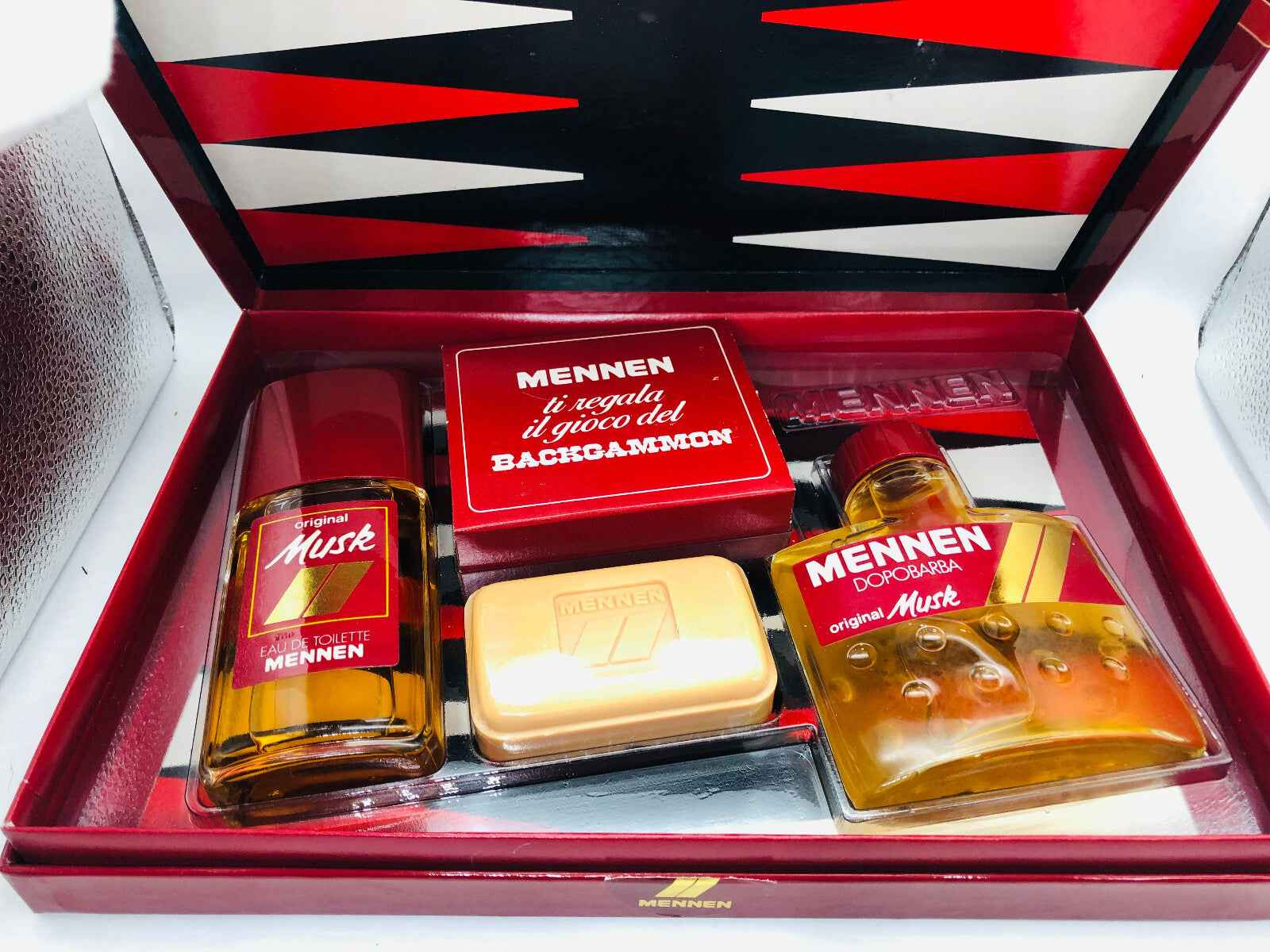 Set regalo profumo Vintage Musk Mennen con dopobarba e gioco da tavolo in una confezione elegante