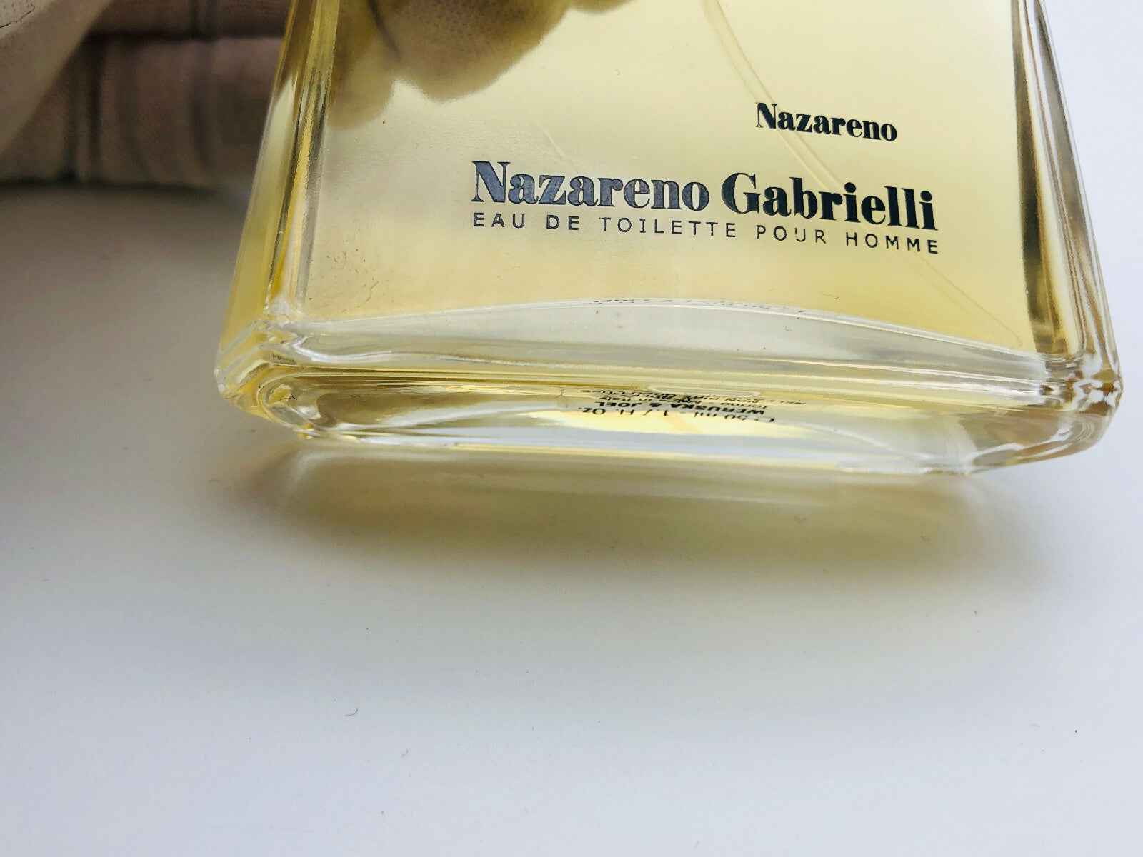 Flacone di profumo Nazareno Gabrielli Pour Homme Vintage con etichetta elegante e trasparente