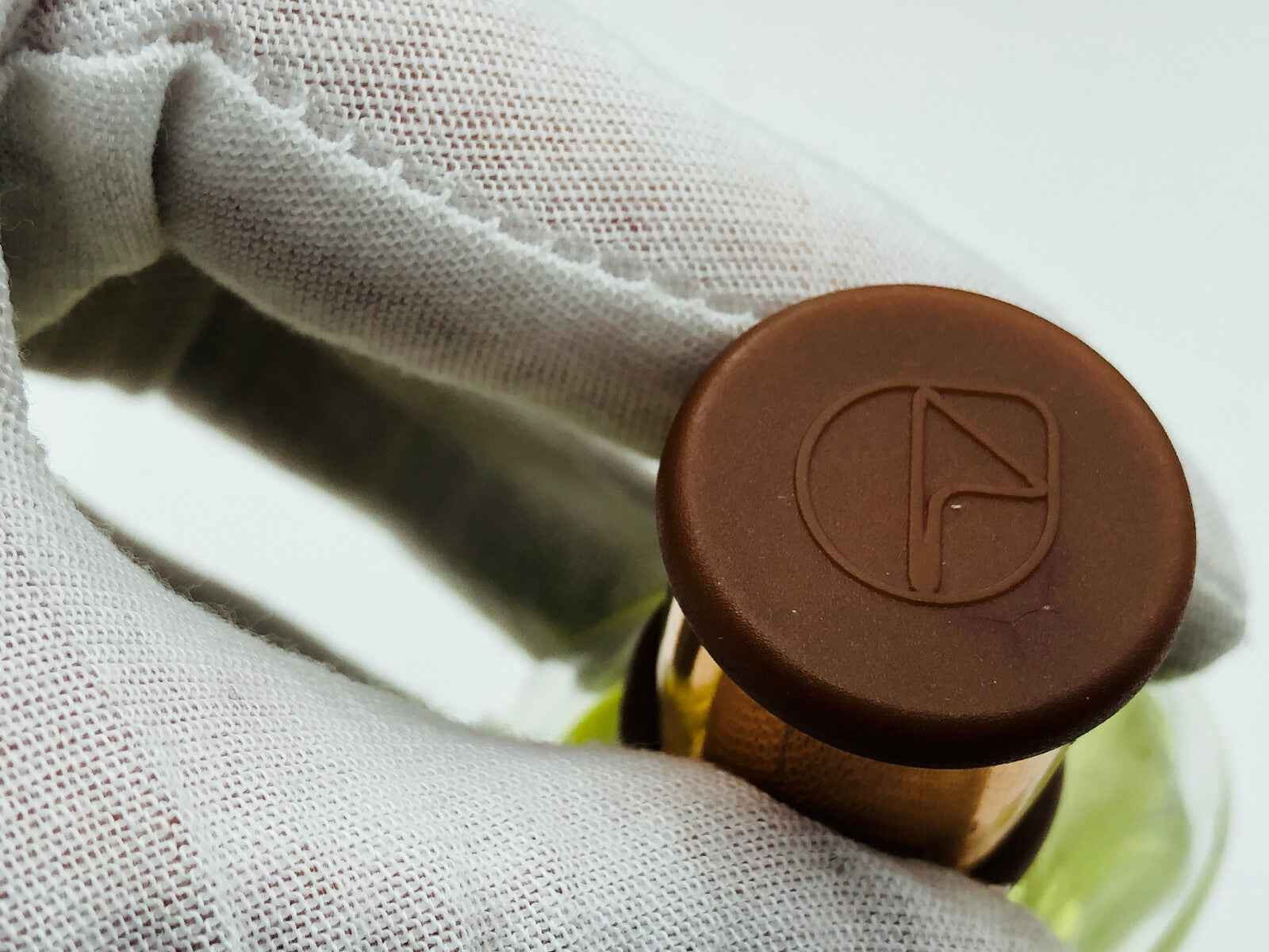 Tappo del Profumo Vintage Nazareno Gabrielli in primo piano con dettagli eleganti