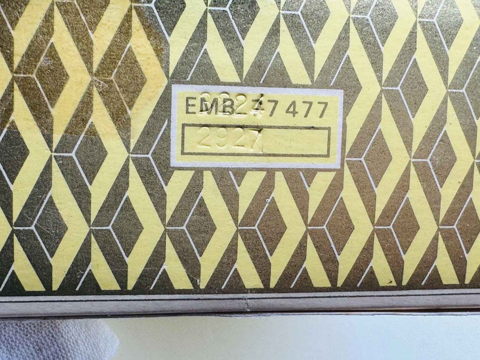 Scatola vintage di Nina Ricci L'Air Du Temps con motivo geometrico dorato e dettagli distintivi