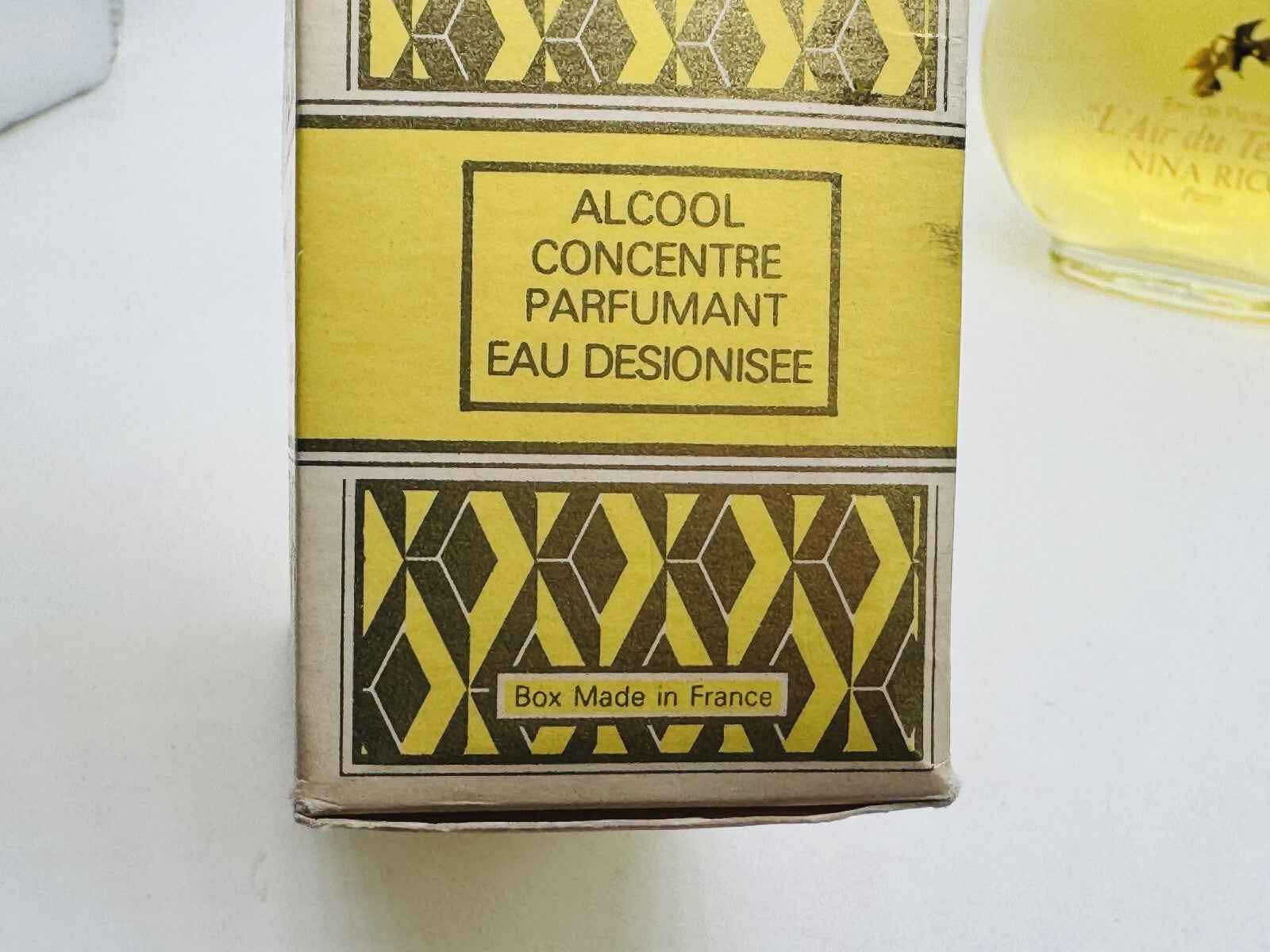 Scatola vintage di Nina Ricci L'Air Du Temps con design giallo e nero, made in France