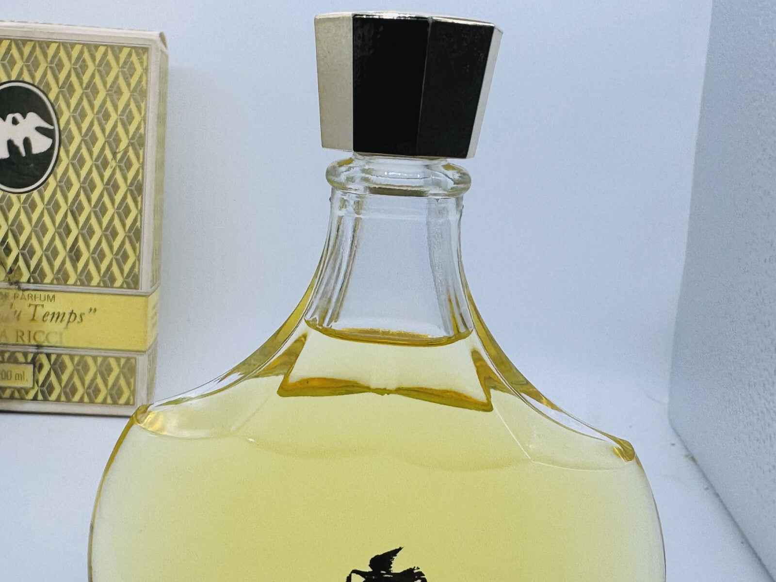 Profumo Nina Ricci L'Air Du Temps Vintage in flacone elegante con tappo distintivo e confezione classica