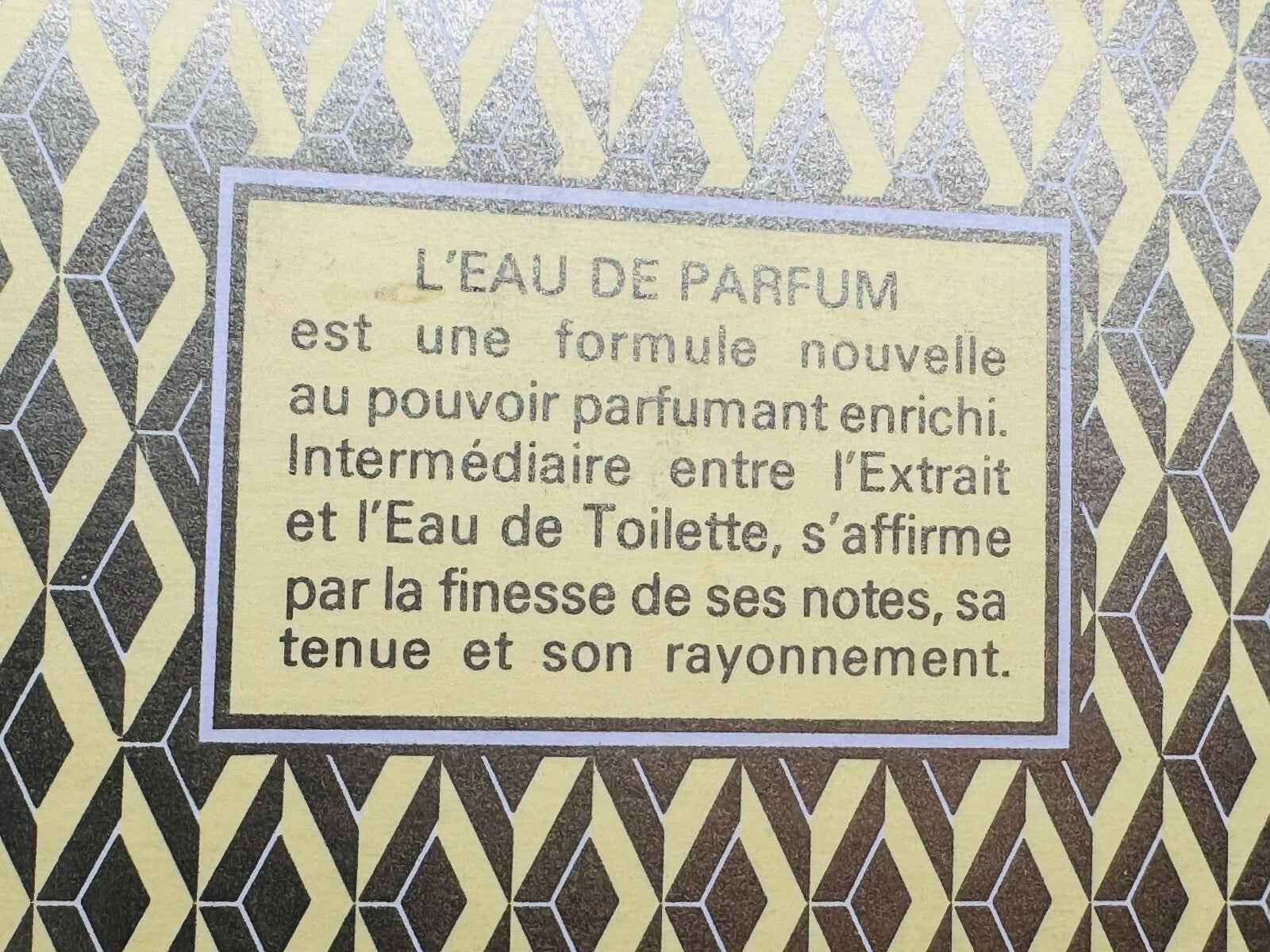 Scatola di Nina Ricci L'Air Du Temps Vintage con design elegante e dettagli sul profumo