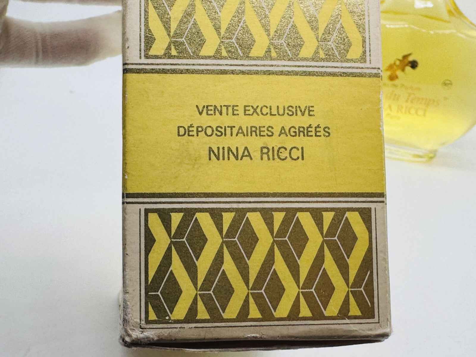 Scatola vintage di Nina Ricci L'Air Du Temps con design elegante e dettagli in oro